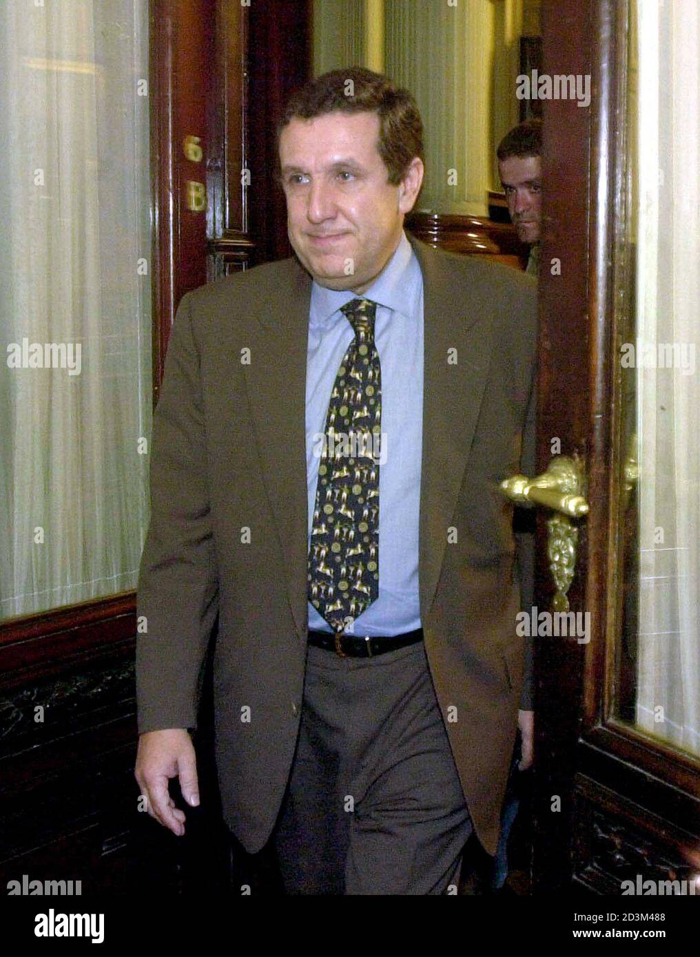 El presidente del Senado argentino Ramón Puerta del opositor Partido  Peronista, es visto salir de su oficina en el edificio del Congreso en este  archivo de fotos del 17 de diciembre de