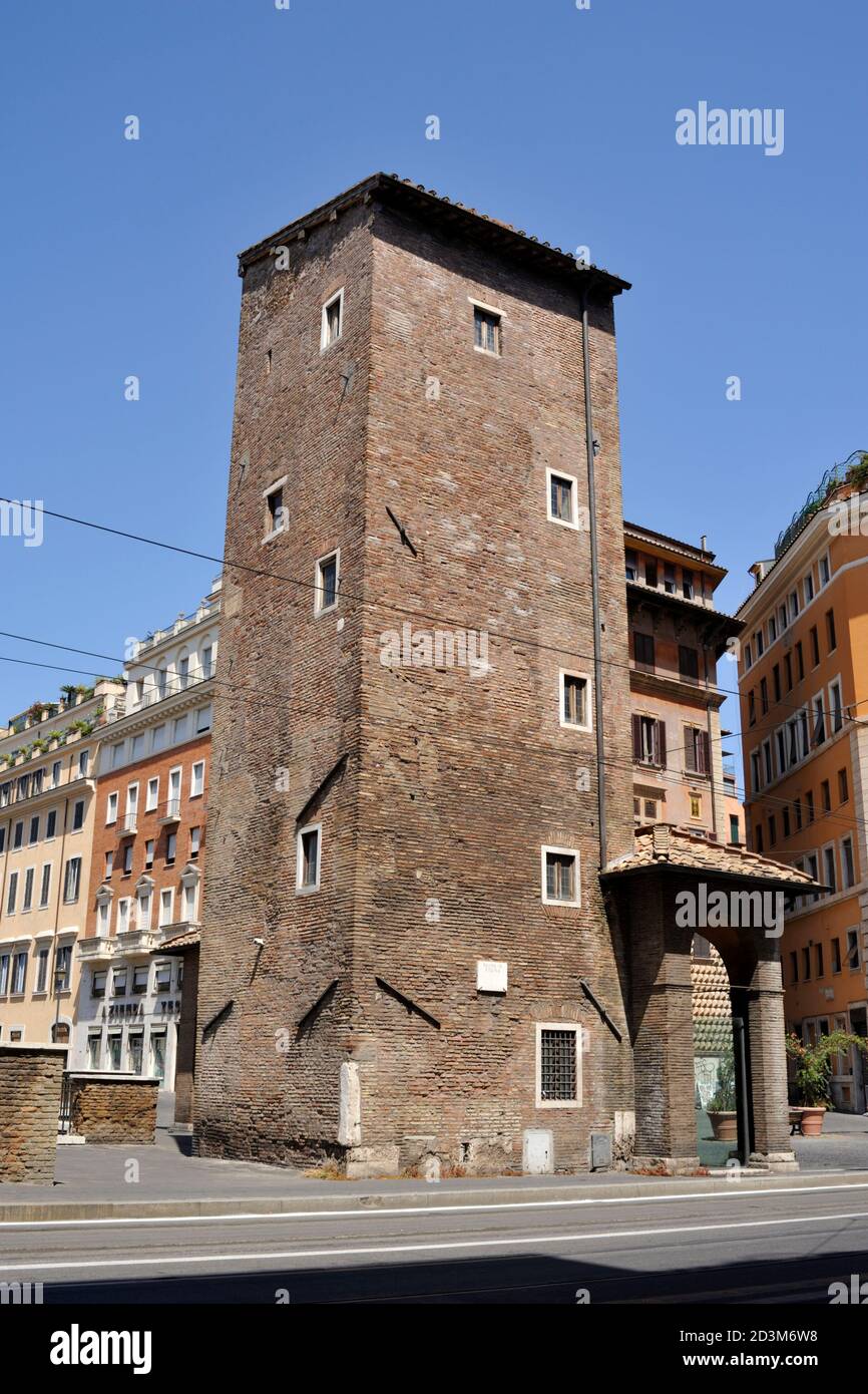 Italia, Roma, Largo di Torre Argentina papitto torre medieval Foto de stock