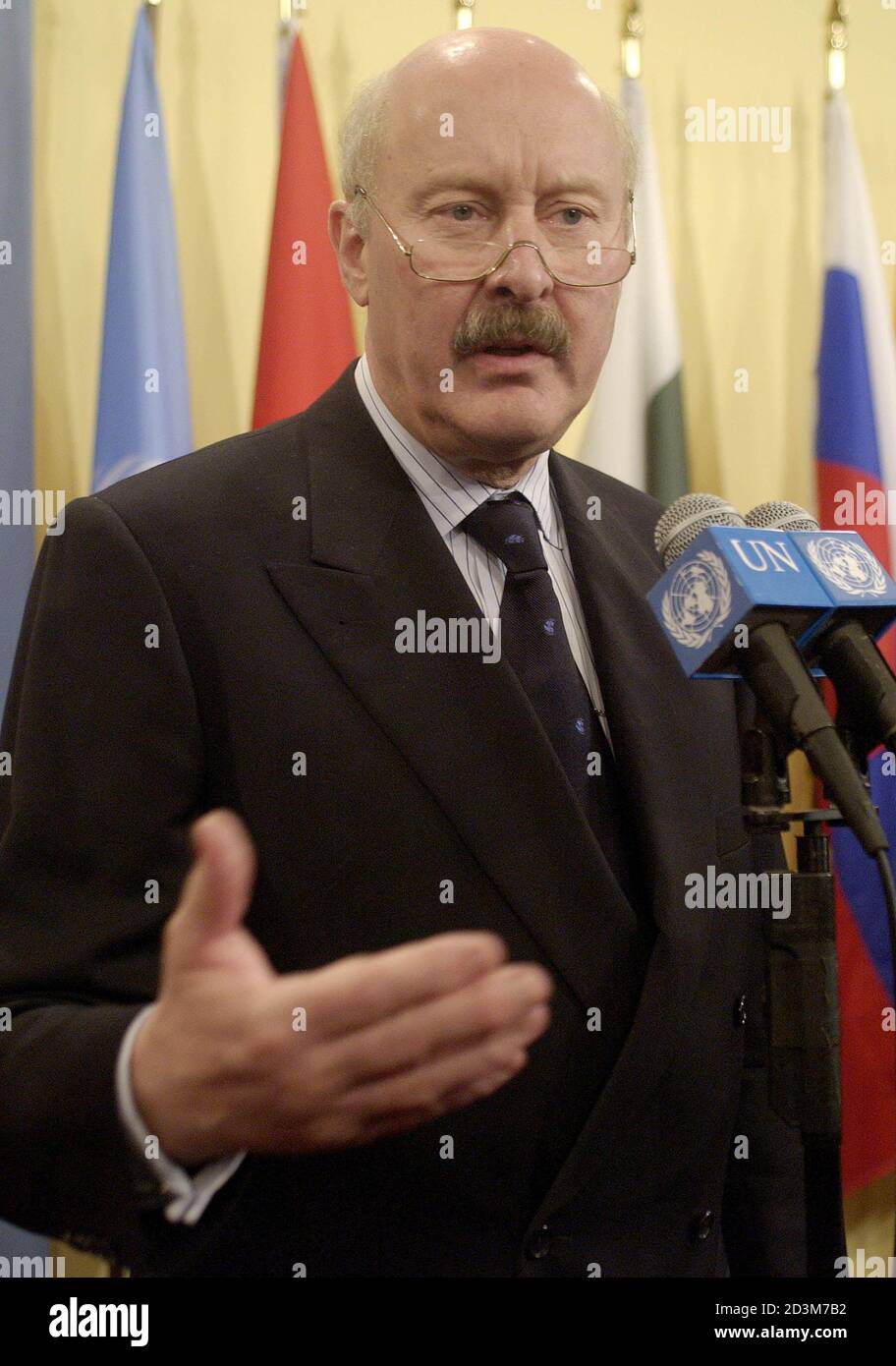 El Embajador Alemán ante el Pléuger de las Naciones Unidas habla después de una votación del Consejo de Seguridad de las Naciones Unidas en Nueva York, 28 de marzo de 2003. El Consejo de Seguridad de la ONU votó unánimemente el viernes para obtener miles de millones de dólares en ingresos petroleros iraquíes para comprar alimentos y medicamentos para el pueblo iraquí que enfrenta una posible crisis humanitaria en la guerra. La votación de 15-0 para reiniciar el programa de petróleo por alimentos, que proporciona bienes básicos al 60 por ciento de los 26 millones de habitantes del Iraq, se produjo después de una semana de negociaciones rancorosas. REUTERS/Chip East CME/GN Foto de stock
