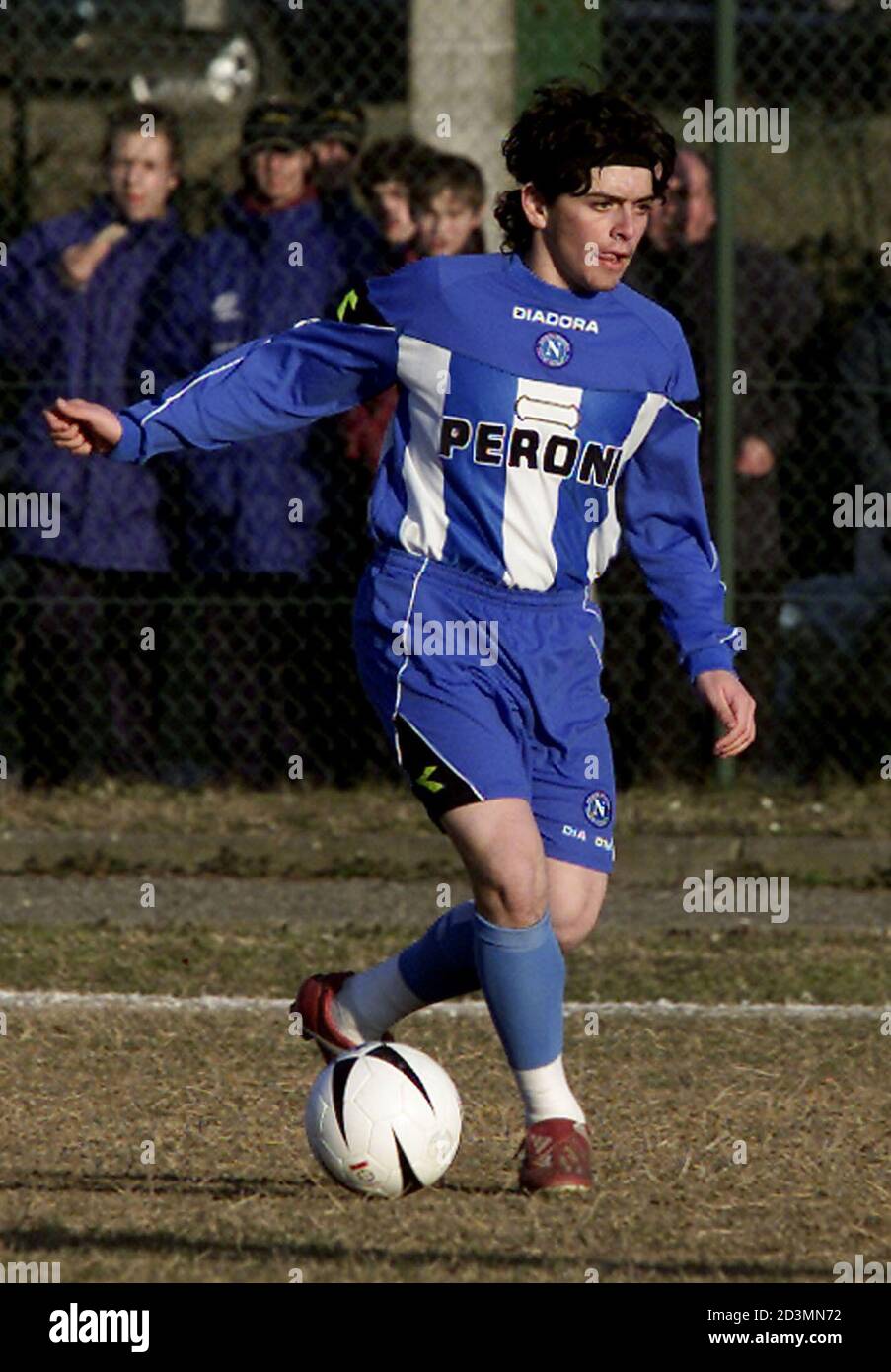 Diego Armando Maradona Sinagra Jr., el hijo de 16 años de la estrella  Argentina de fútbol Diego Maradona, cansa el balón en un torneo  internacional de fútbol juvenil en Montopoli el 18