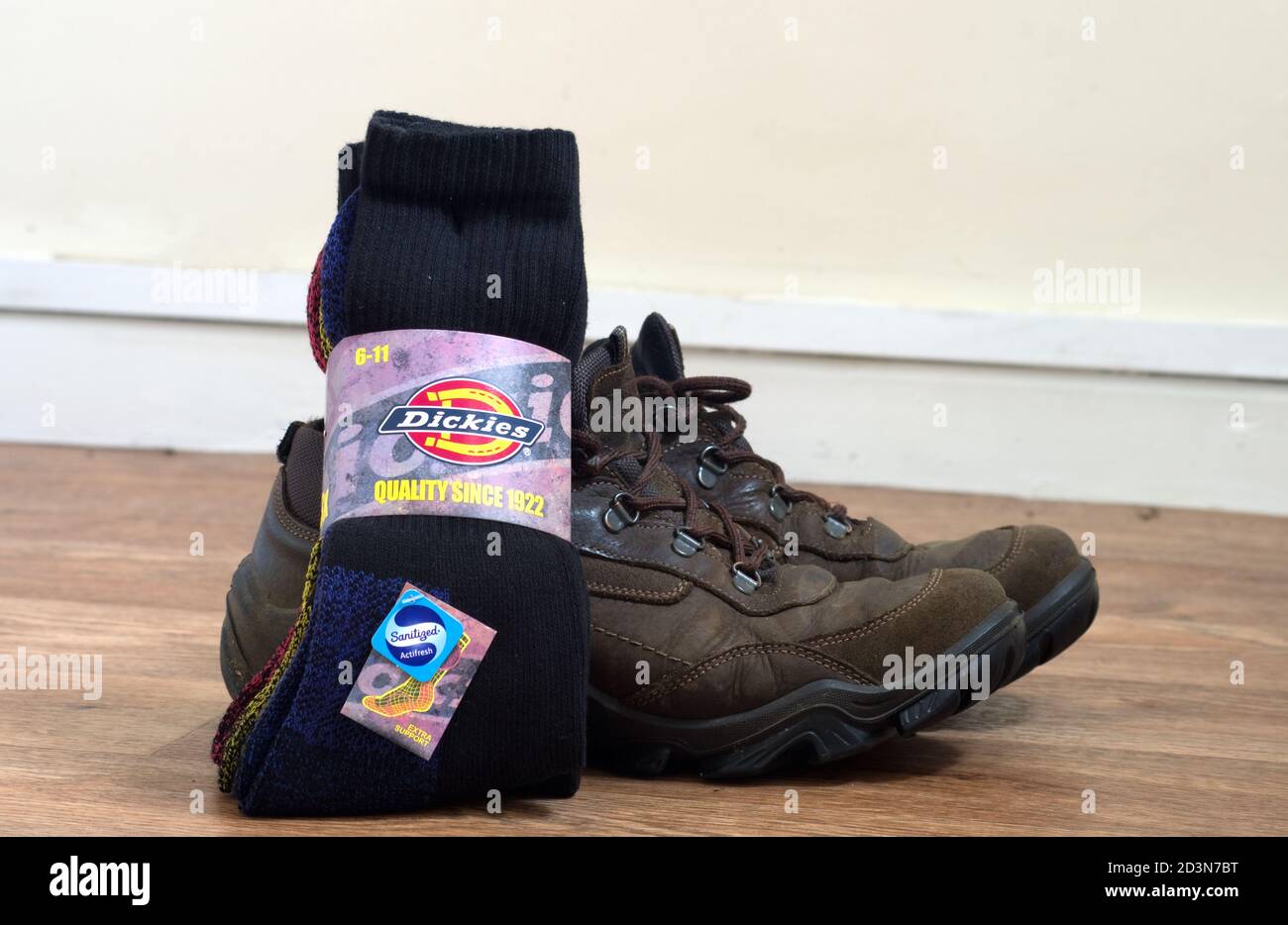 Par de calcetines y botas de trabajo negros para hombre Dickies, Reino Fotografía stock - Alamy