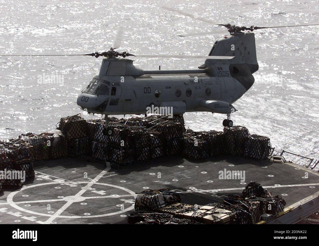 HELICÓPTERO ATERRIZA EN CUBIERTA DE USNS NIAGARA FALLS PARA VOLAR COMIDA Y MATERIAL A USS CARL VINSON PORTAAVIONES. Un helicóptero CH-46 sea Knight aterriza en la cubierta de USNS Niagara Falls para volar comida y material al portaaviones USS Carl Vinson en el mar Arábigo 12 de octubre de 2001. El presidente estadounidense George W. Bush ofreció al gobernante talibán de Afganistán una última oportunidad para entregar a Osama bin Ladenas los musulmanes del mundo realizaron sus primeras oraciones desde que lanzó ataques aéreos contra las fortalezas de los talibanes. REUTERS/Rubén Sprich Foto de stock