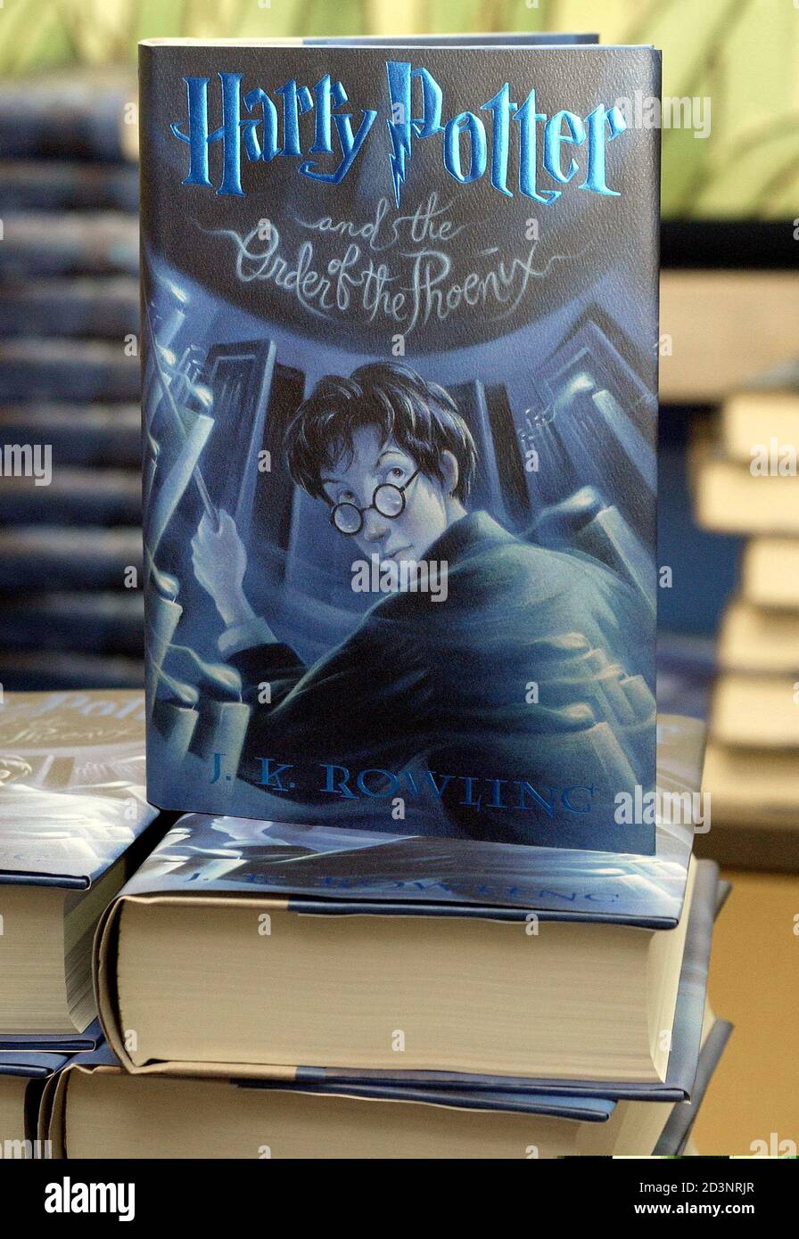 El nuevo libro de Harry Potter se ve en una tienda de juguetes Times Square  en Nueva York, 20 de junio de 2003. El quinto libro de la serie del autor  [J.K.