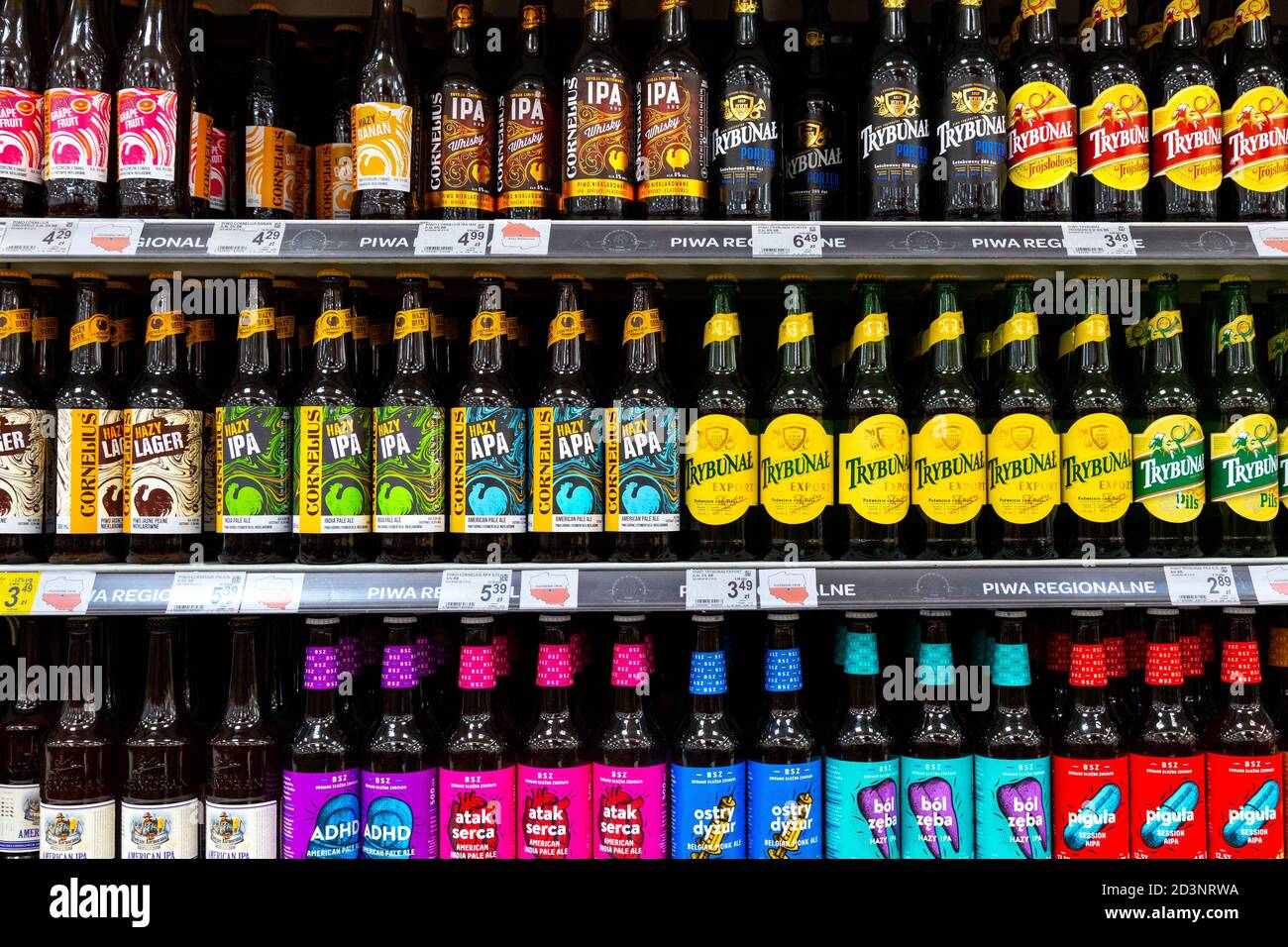 Selección de cervezas artesanales polacas en el supermercado Foto de stock