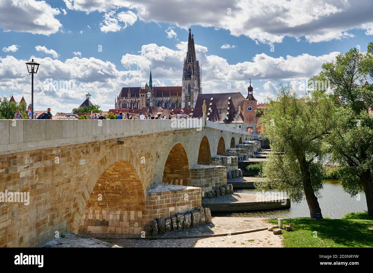 Puente de piedra (Steinerne Brucke) con paisaje urbano y la catedral de San Pedro de Regensburg, Patrimonio de la Humanidad de la UNESCO, Baviera, Alemania Foto de stock