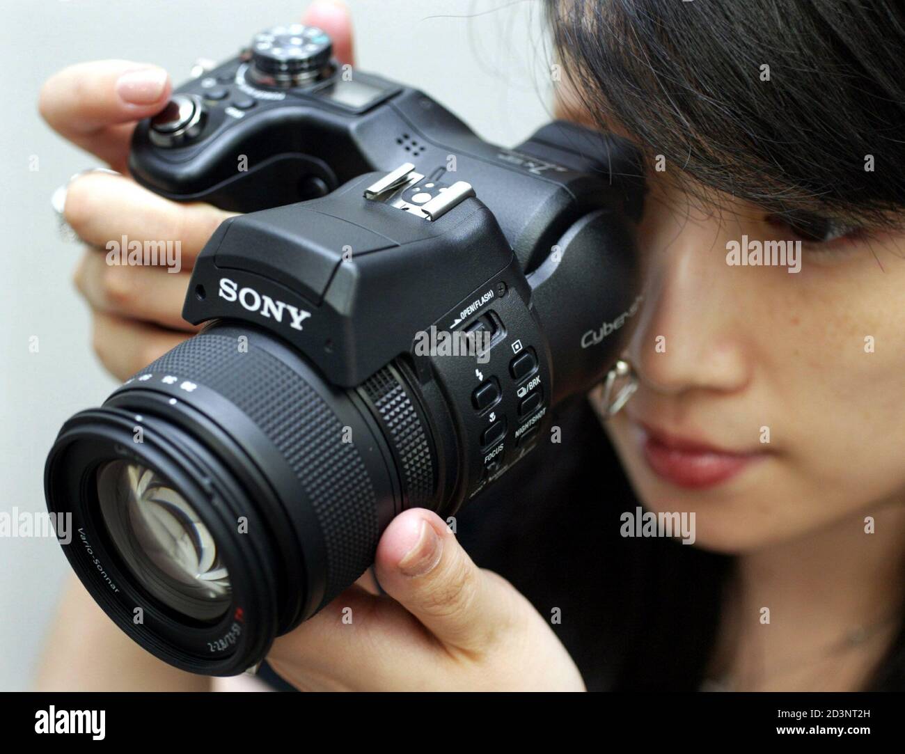 Sony Corp presenta la nueva cámara digital Cyber-Shot DSC-F828 en una  oficina de Sony en Tokio el 16 de septiembre de 2003. El CCD de cuatro  colores y la cámara de ocho