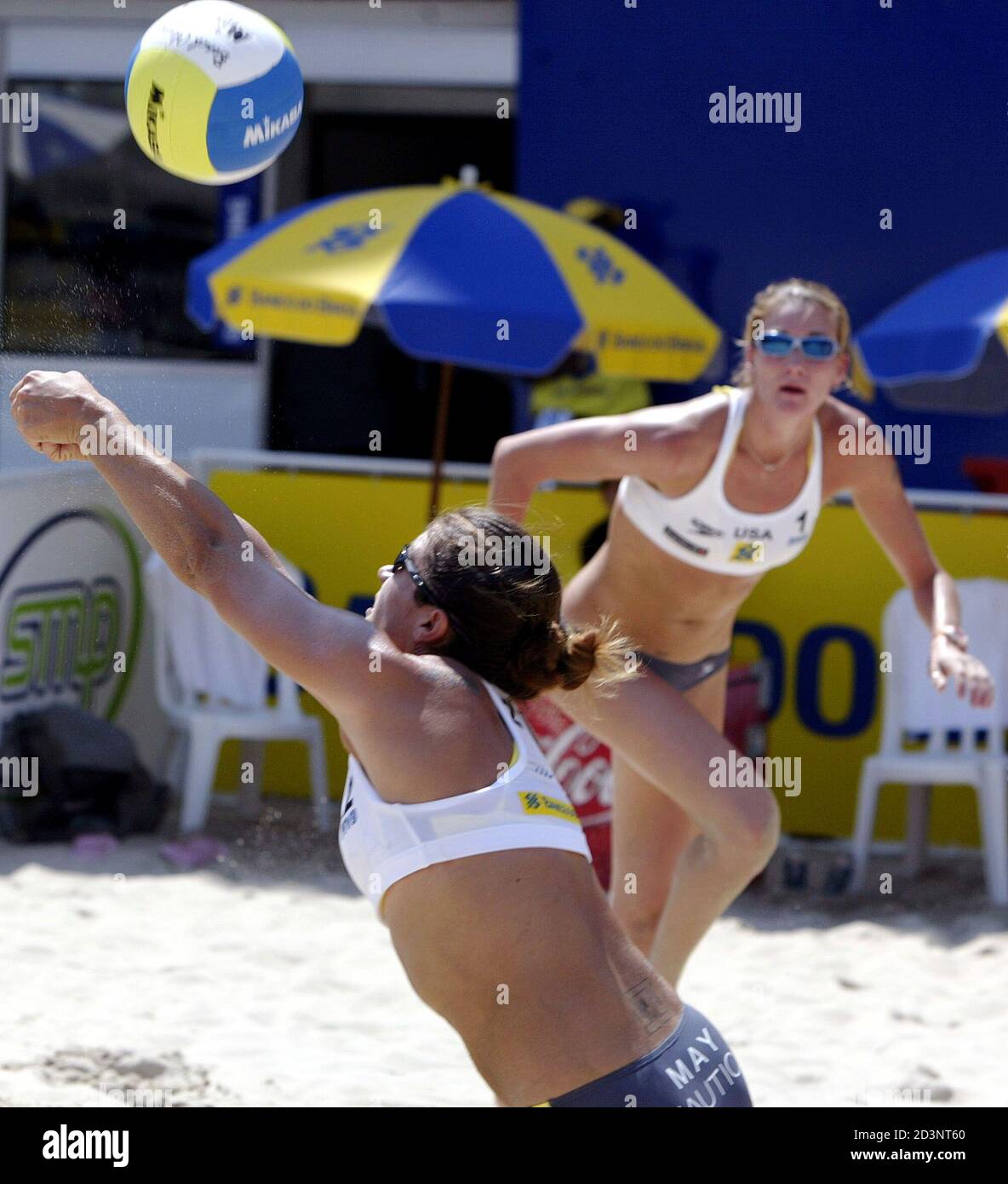 Misty May (L) de los Estados Unidos devuelve el balón mientras su compañero  de equipo Kerri Walsh mira, durante un partido contra Grecia en el  Campeonato Mundial de voleibol de playa femenina,