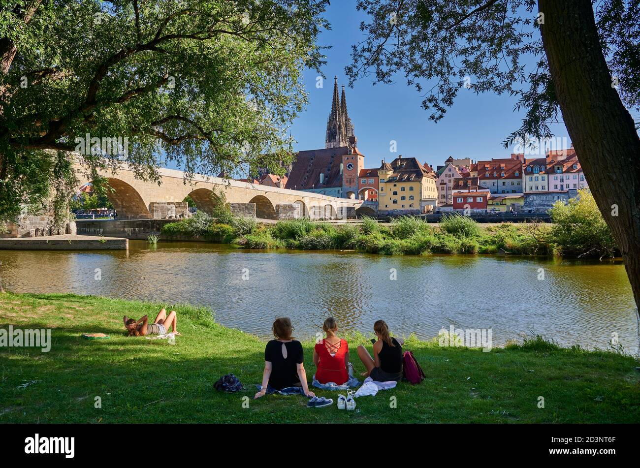 Puente de piedra (Steinerne Brucke) con paisaje urbano y la catedral de San Pedro de Regensburg, Patrimonio de la Humanidad de la UNESCO, Baviera, Alemania Foto de stock