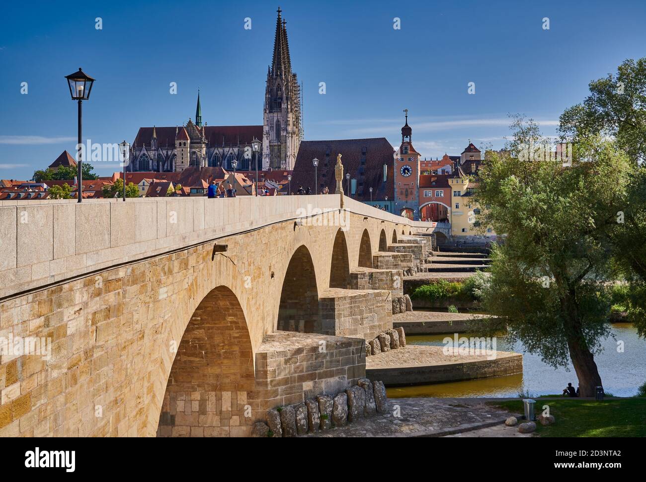 Puente de piedra (Steinerne Brucke) con paisaje urbano y la catedral de San Pedro de Regensburg, Patrimonio de la Humanidad de la UNESCO, Baviera, Alemania Foto de stock