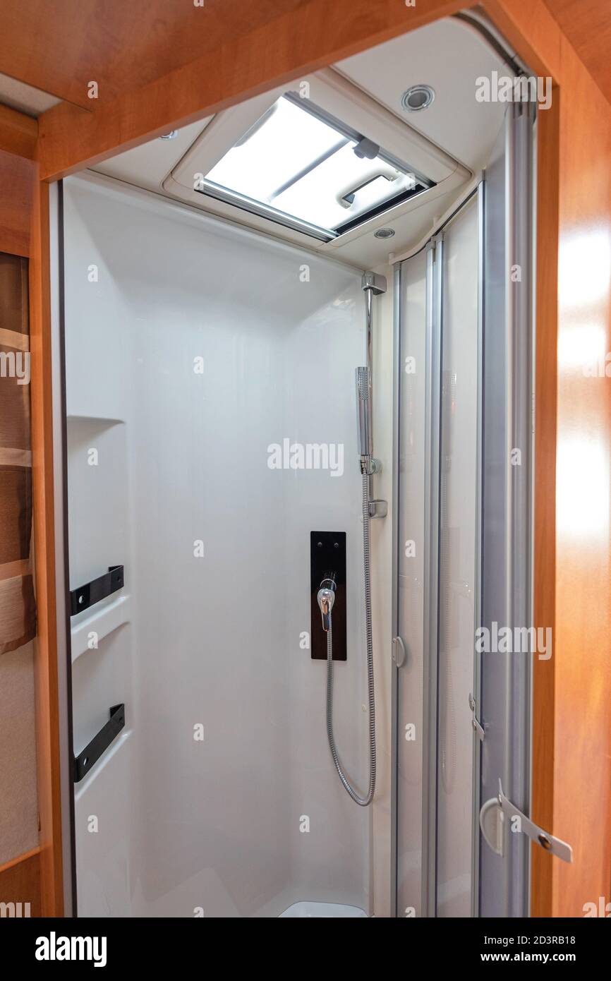 Cabina de ducha con ventana Skylight moderna Camper Van Fotografía de stock  - Alamy