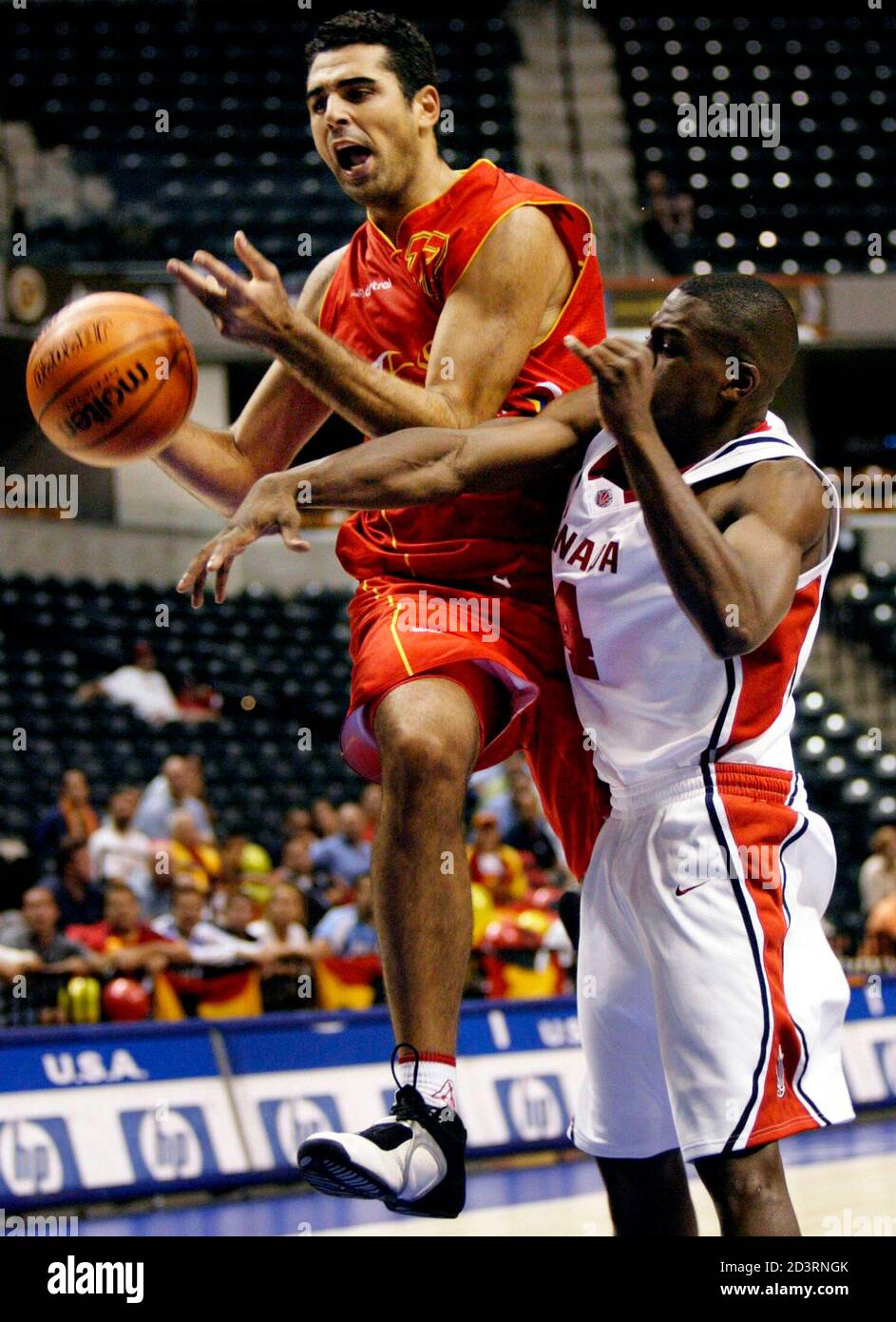 El español José Antonio Paraíso (L) se colora con el canadiense Novell  Thomas (R) durante el cuarto período de acción en el Campeonato Mundial de Baloncesto  2002 en Indianápolis, Indiana, 29 de
