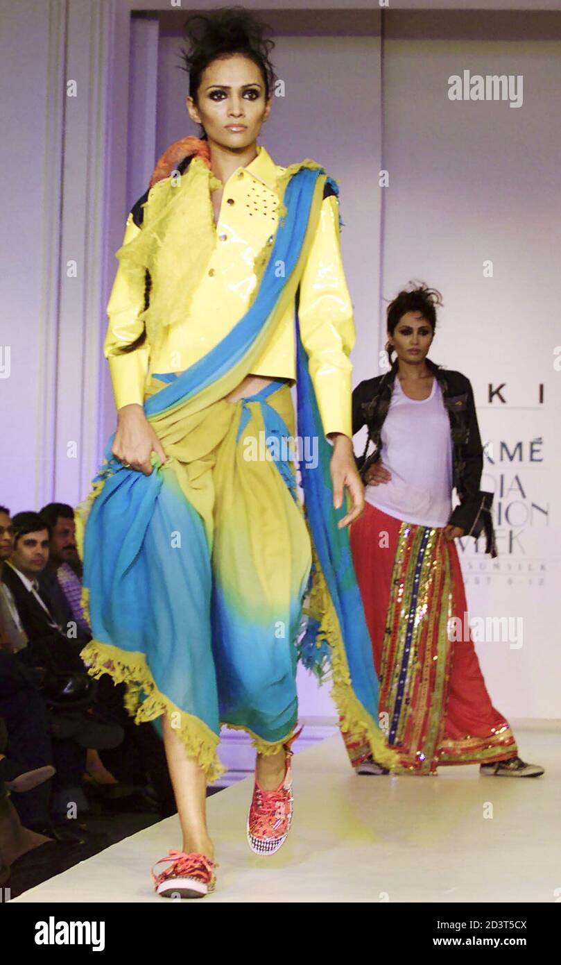 Un modelo muestra ropa del diseñador indio Aki Narula en el primer día de  la semana de la moda India en Bombay, 6 de agosto de 2001. Se espera que  los diseñadores