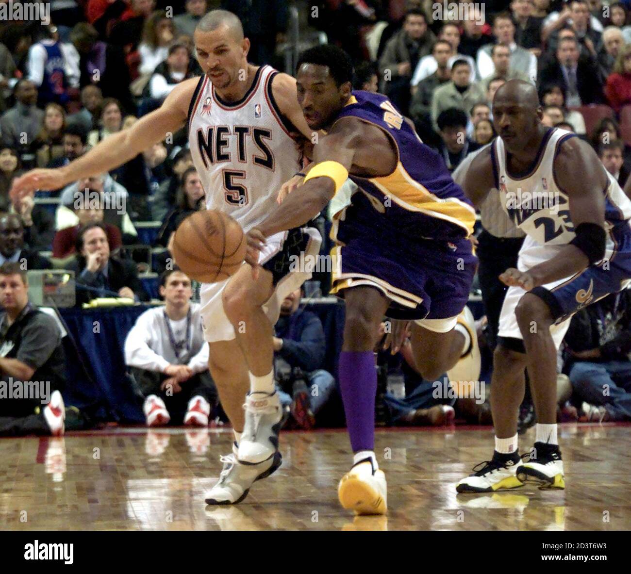 El All-star de la Eastern Conference, Michael Jordan de los Washington  Wizards, trata de revoltar la pelota durante la primera mitad del Juego de  estrellas de la NBA contra las estrellas de