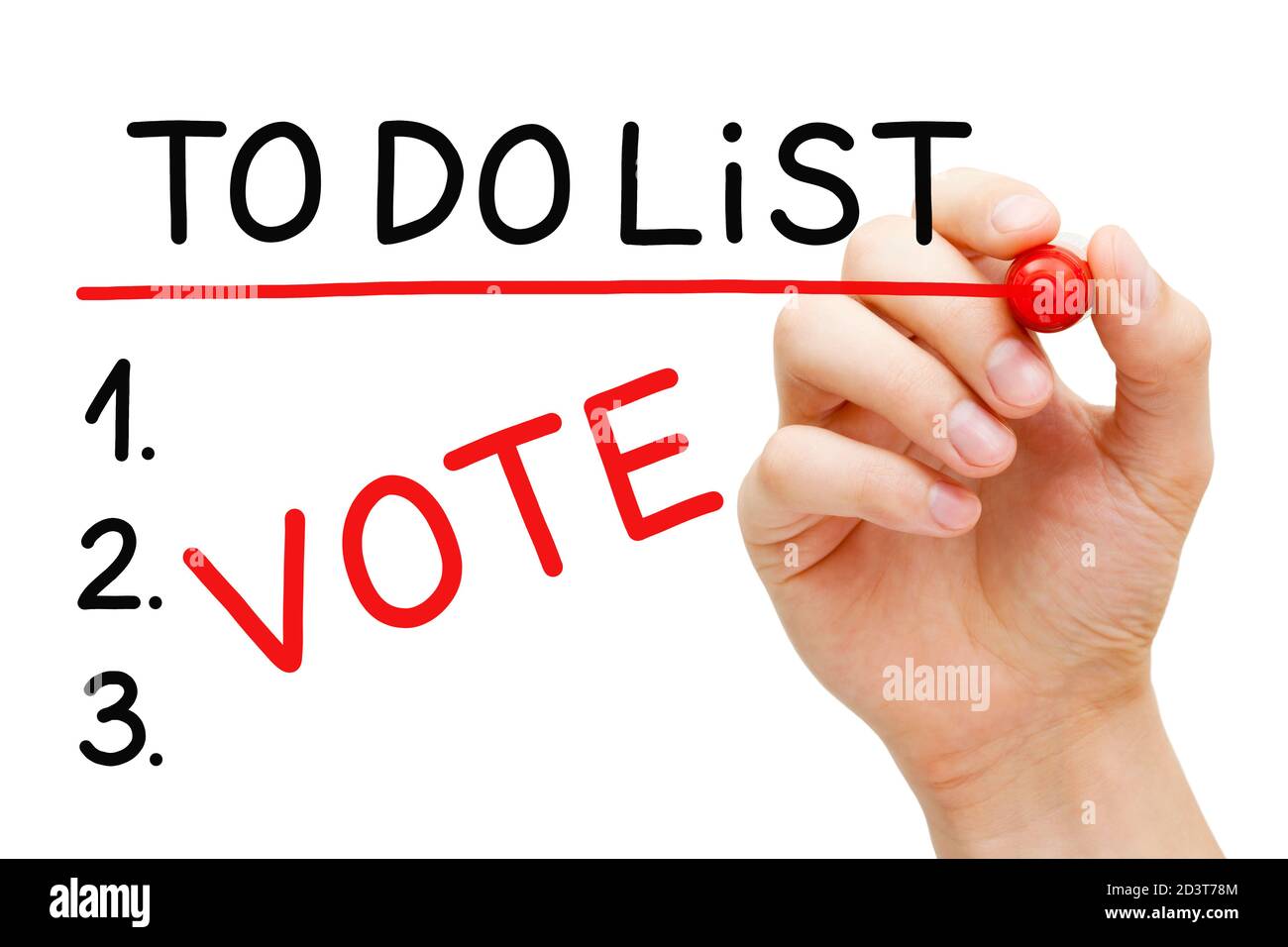Escribir a mano la palabra votar en la Lista de tareas con el marcador rojo aislado sobre fondo blanco. Recordatorio de participación electoral o concepto de planificación. Foto de stock