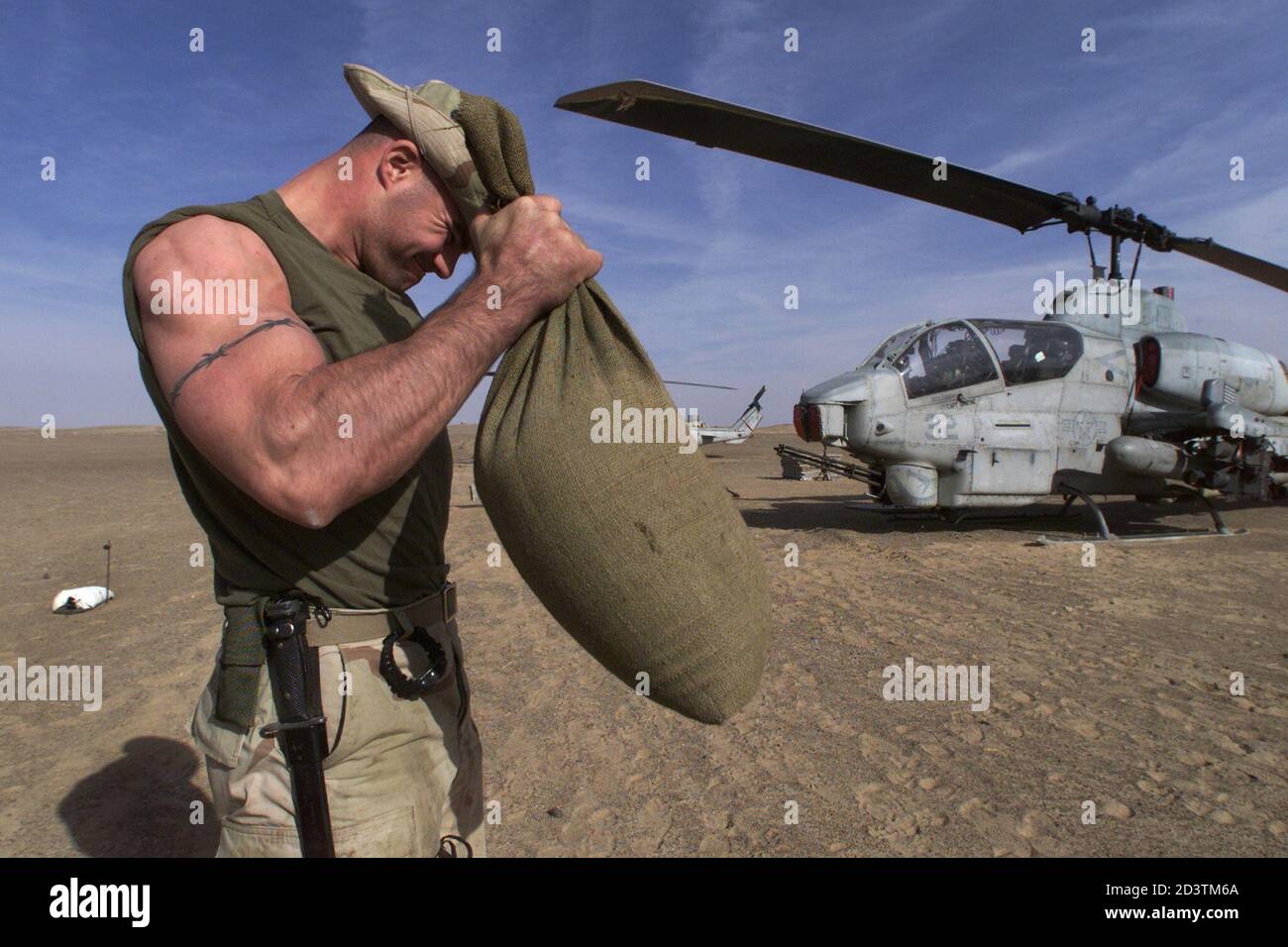 EL Cpl. Marino DE EE.UU. Joshua Mount de Sugar Groove, Ohio, levanta una  bolsa de arena que pesa aproximadamente 60 kilos (25 libras) mientras  ejercita el 2 de diciembre de 2001 cerca