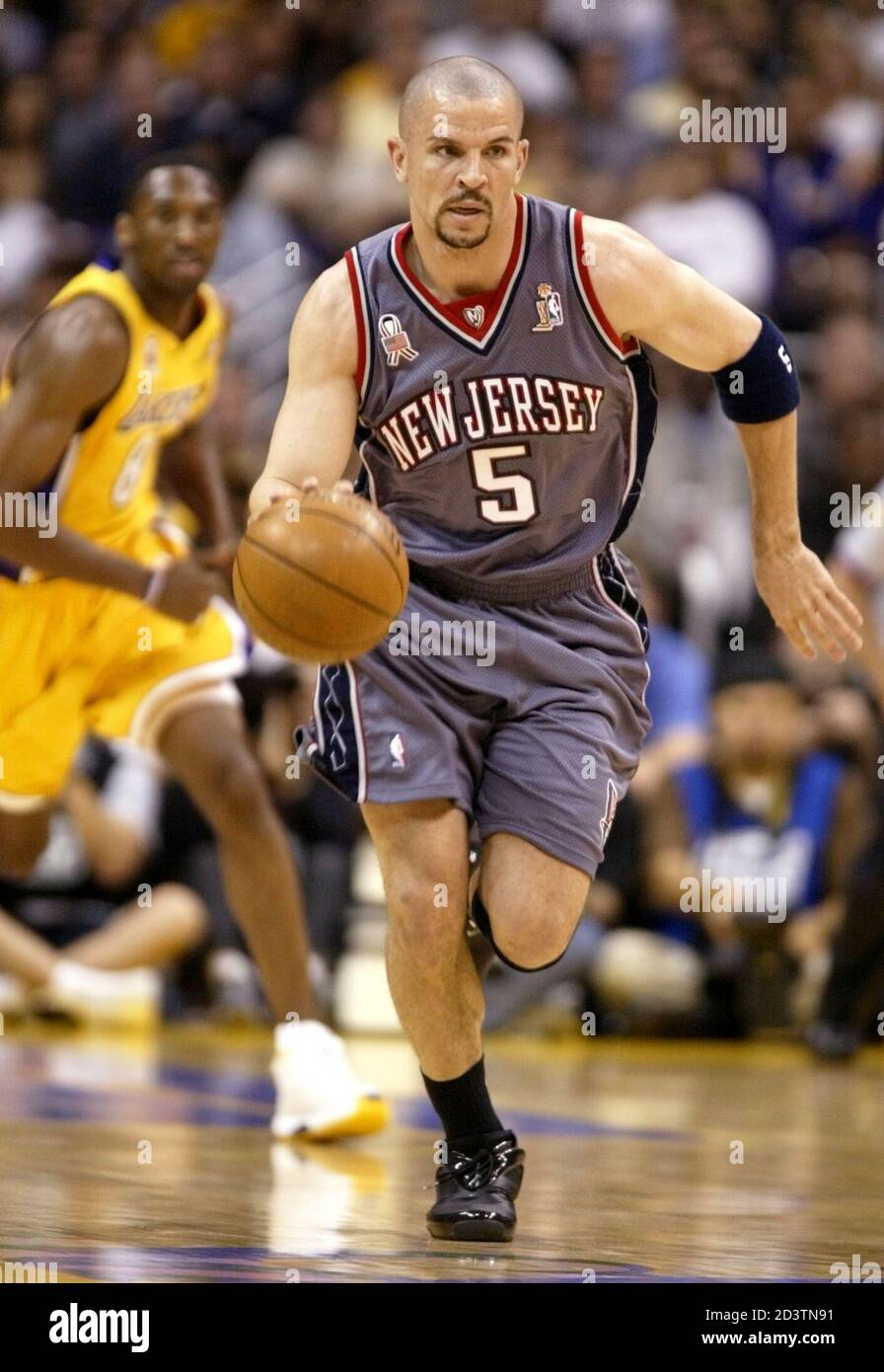 Jason Kidd de New Jersey Nets sube el balón contra los Lakers de los  Ángeles durante el Juego 2 de las finales de la NBA el 7 de junio de 2002 en