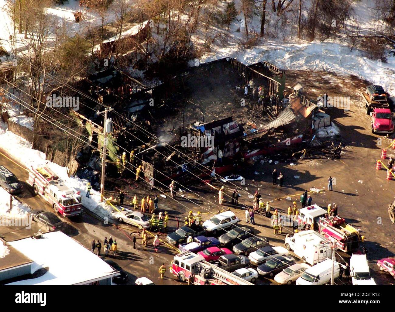 Bomberos inspeccionan los restos de la discoteca 'The Station' en West  Warwick, Rhode Island, 21 de febrero de 2003, después de un incendio que  comenzó durante un concierto de la banda 'Great