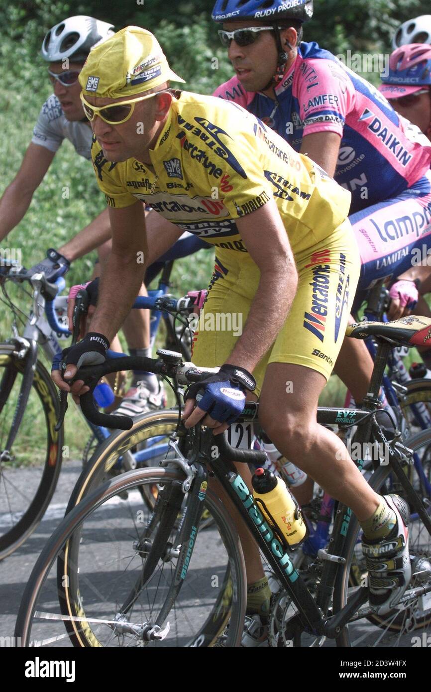 Mercatone Italiano uno's Marco Pantani paseos en Moricone durante la sexta  etapa de 150km de Nettuno a Rieti de la 84ª carrera ciclista giro d'Italia  25 de mayo de 2001. Mario Cipollini