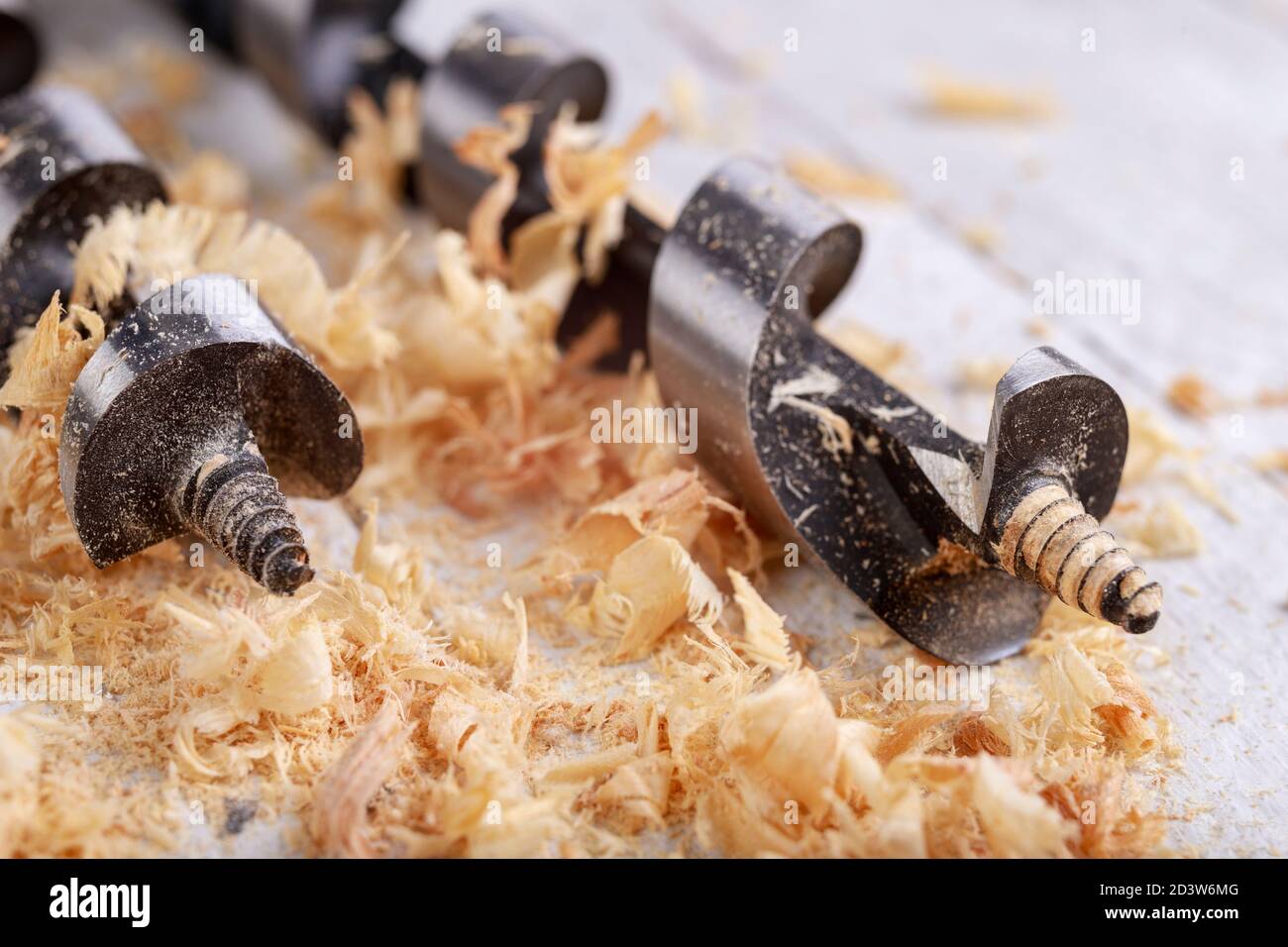 Brocas de madera de metal grandes. Herramientas de corte para hacer agujeros  de diámetro grande. Fondo claro Fotografía de stock - Alamy