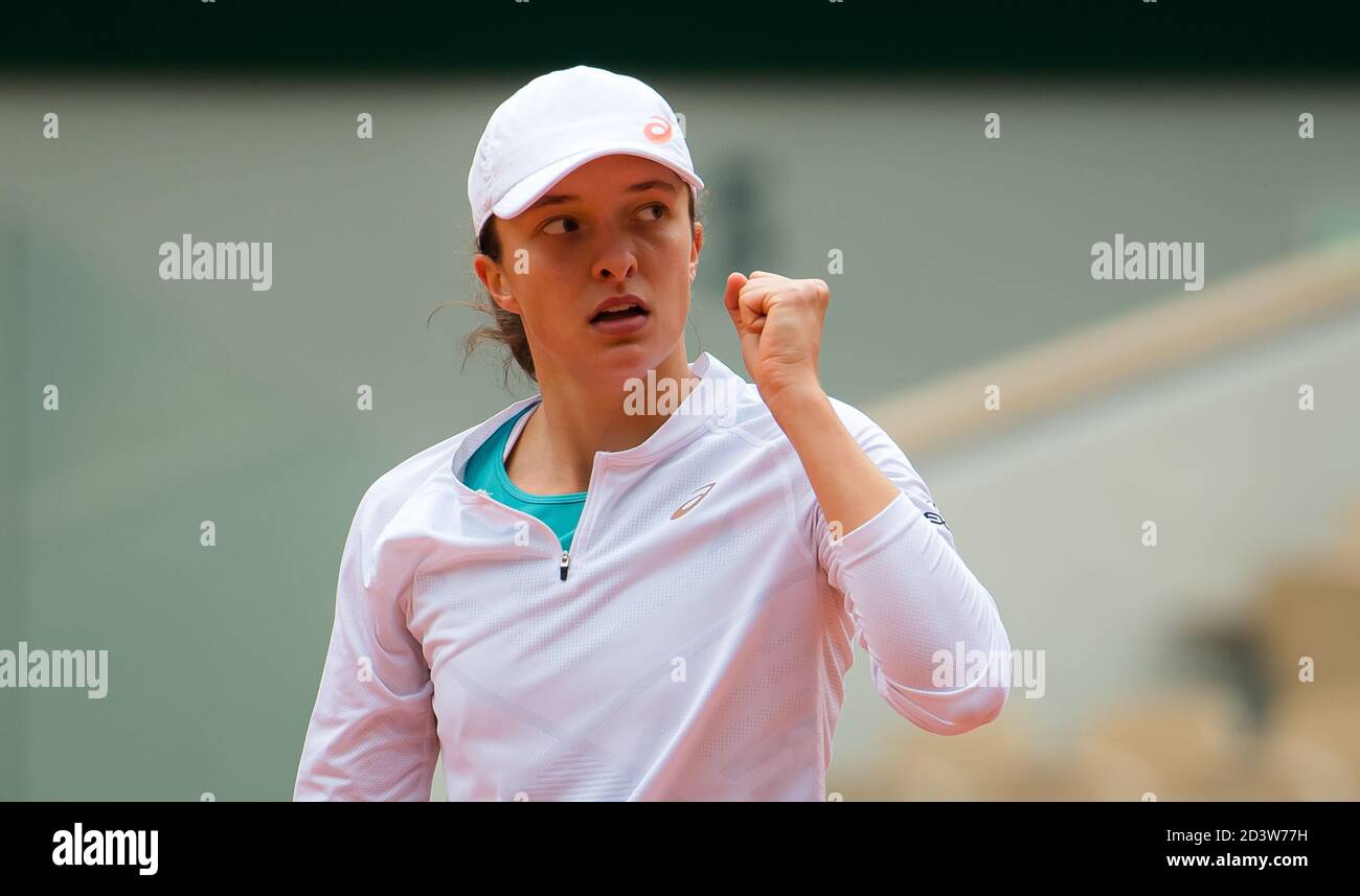París, Francia, Italia. 08 de octubre de 2020. IgA Swiatek de Polonia en acción contra Nadia Podoroska de Argentina durante la semifinal del torneo de tenis Grand Slam 2020 de Roland Garros, el 8 de octubre de 2020 en el estadio Roland Garros de París, Francia - Foto Rob Prange/España DPPI/DPPI crédito: LM/DPPI/Rob Prange/Alamy Live News Foto de stock