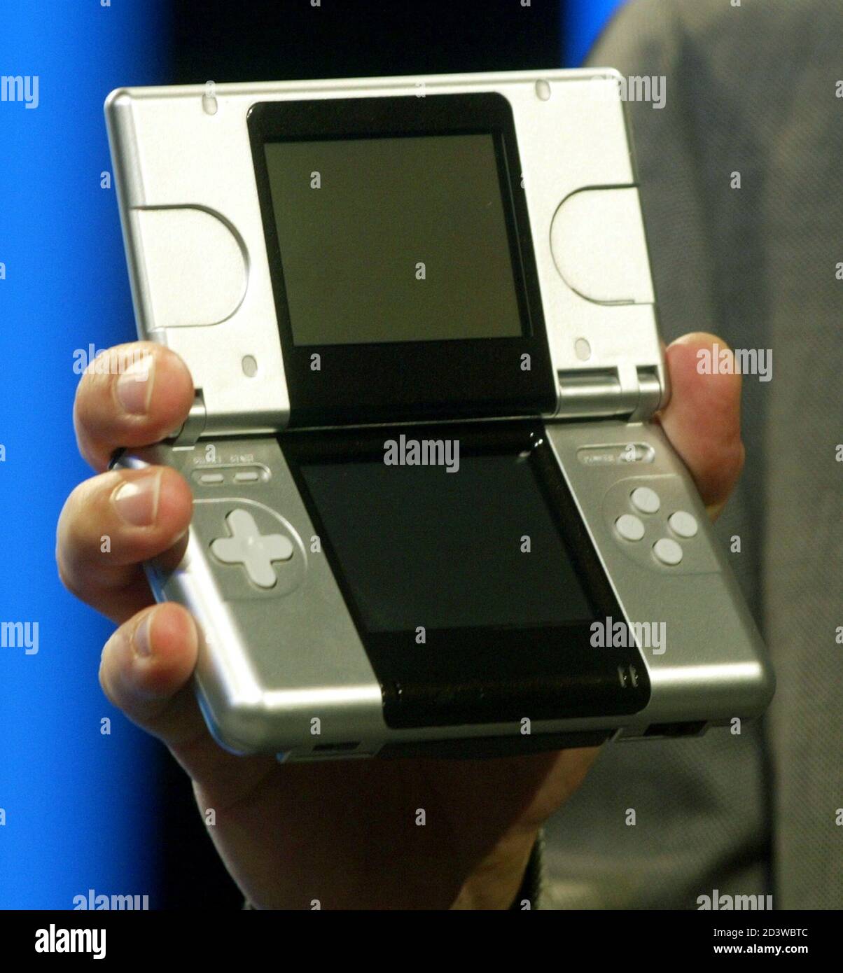 El nuevo Nintendo DS, un dispositivo portátil de pantalla dual para juegos  es mostrado por primera vez por [Reggie Fils-Amime, vicepresidente  ejecutivo de Nintendo of America]t, durante una vista previa de prensa