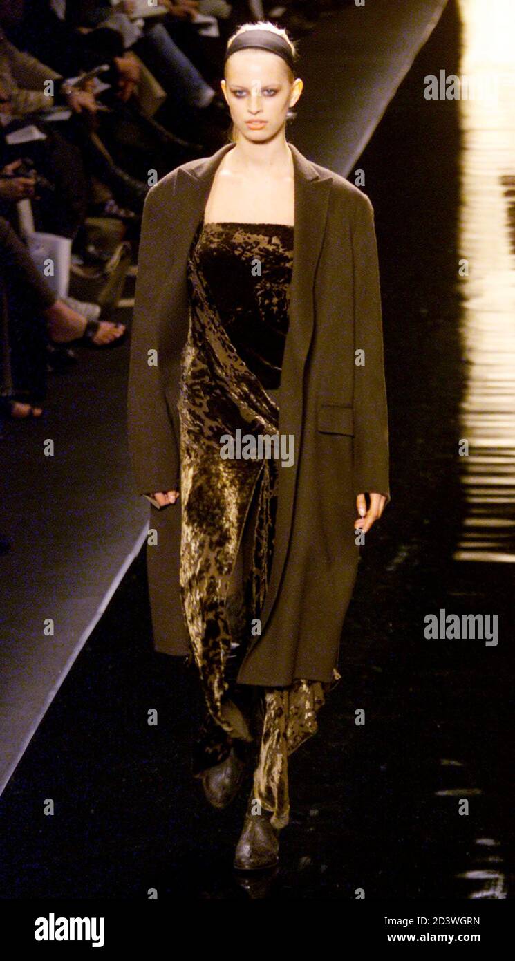 Un modelo para la diseñadora Donna Karan lleva un vestido de columna de  terciopelo y un abrigo marrón durante la presentación de la colección Donna  Karan Otoño 2001 en Nueva York, 16