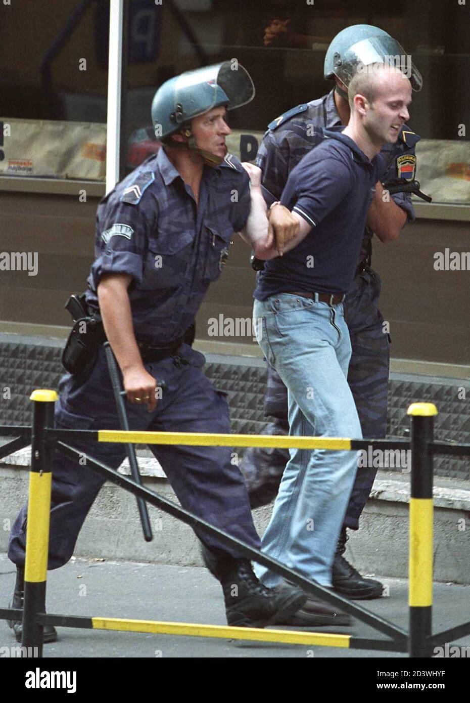 Los Policías Serbios Arrestan A Un Manifestante Antigay Después De Que