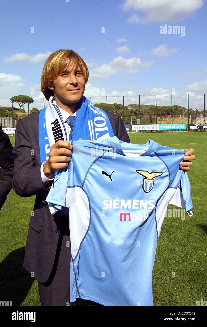 El centrocampista de fútbol español Gaizka Mendieta posó con su nueva  camiseta de Lazio en la sede del Lazio en Formello el 19 de julio de 2001.  Lazio ha acordado términos personales