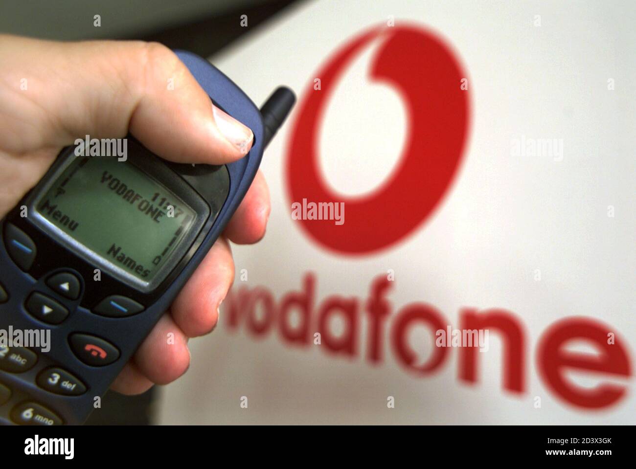 Un teléfono móvil conectado de Vodafone se muestra fuera de la reunión  general anual de la compañía en Londres el 25 de julio de 2001. Vodafone  Group, la mayor compañía de telefonía