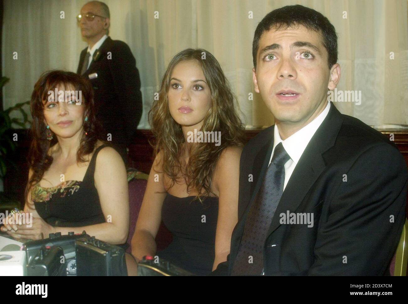La cantante mexicana de pop, Cristian Castro (R), y su novia paraguaya, Gabriella Bo (C), anuncian su participación en una conferencia de prensa dada junto con la madre, actriz y cantante de La cantante mexicana de pop, Cristian Castro (R), y su novia paraguaya, Gabriella Bo (C), anuncian su participación en una conferencia de prensa dada junto con la madre, actriz y cantante de