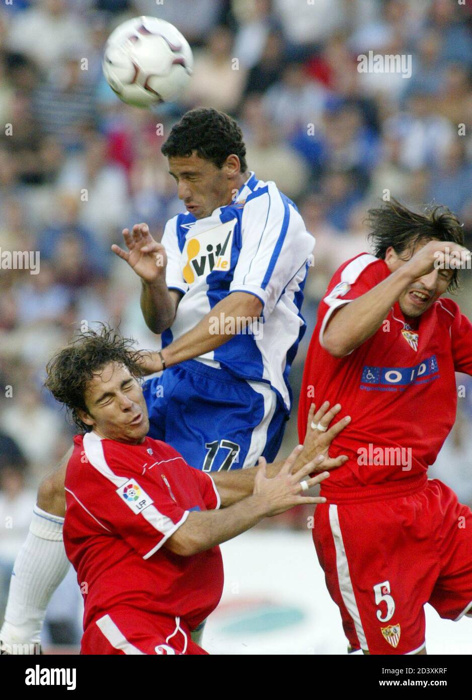 El argentino Maxi Rodríguez (C) del RCD Espanyol salta por el balón contra  el español Casquero (L) y Njegus (R) durante un partido de fútbol de  primera división en Barcelona el 29