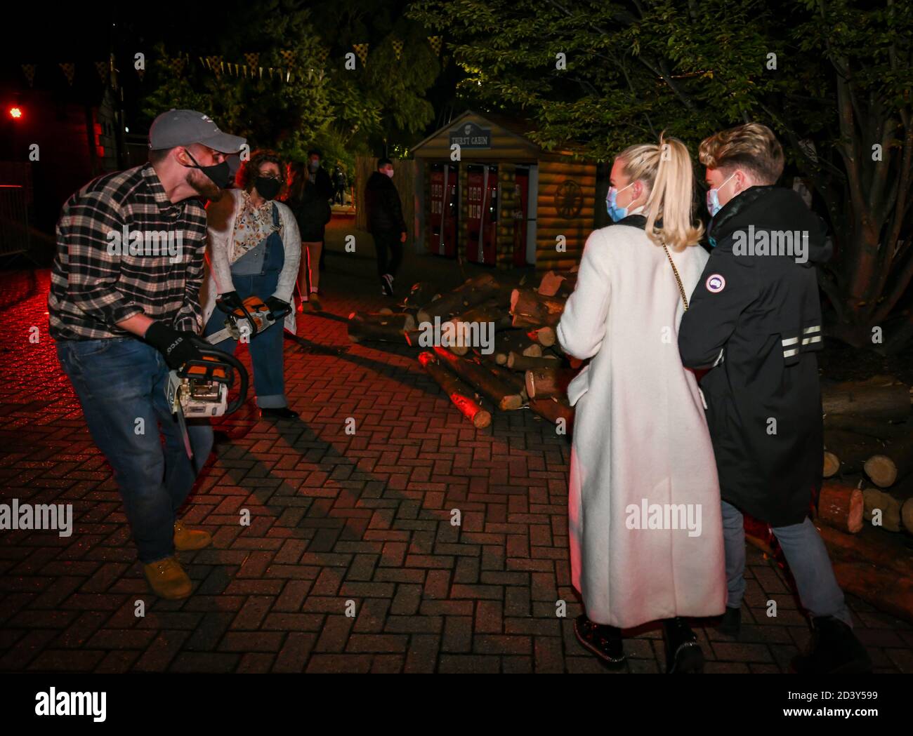 Chertsey, Reino Unido. 08 de octubre de 2020. Londres, Reino Unido. Estrictamente estrella AJ Pritchard y Abbie Quinnen son aterrorizados por los actores de miedo en Thorpe Park Fright Nights crédito: Thomas Faull/Alamy Live News Foto de stock