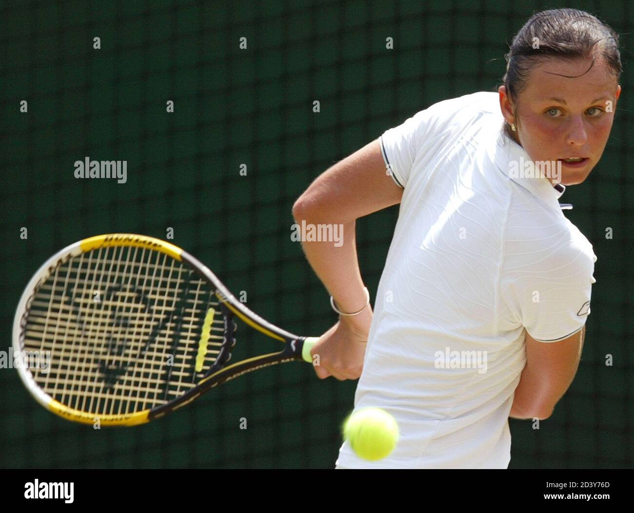 La rusa Lina Krasnoroutskaya regresa a la compatriota Anastasia Myskina en  su segunda ronda en el Campeonato de Tenis de Wimbledon en Londres, 26 de  junio de 2003. REUTERS/Alessandro Bianchi AB/ASA/AA Fotografía