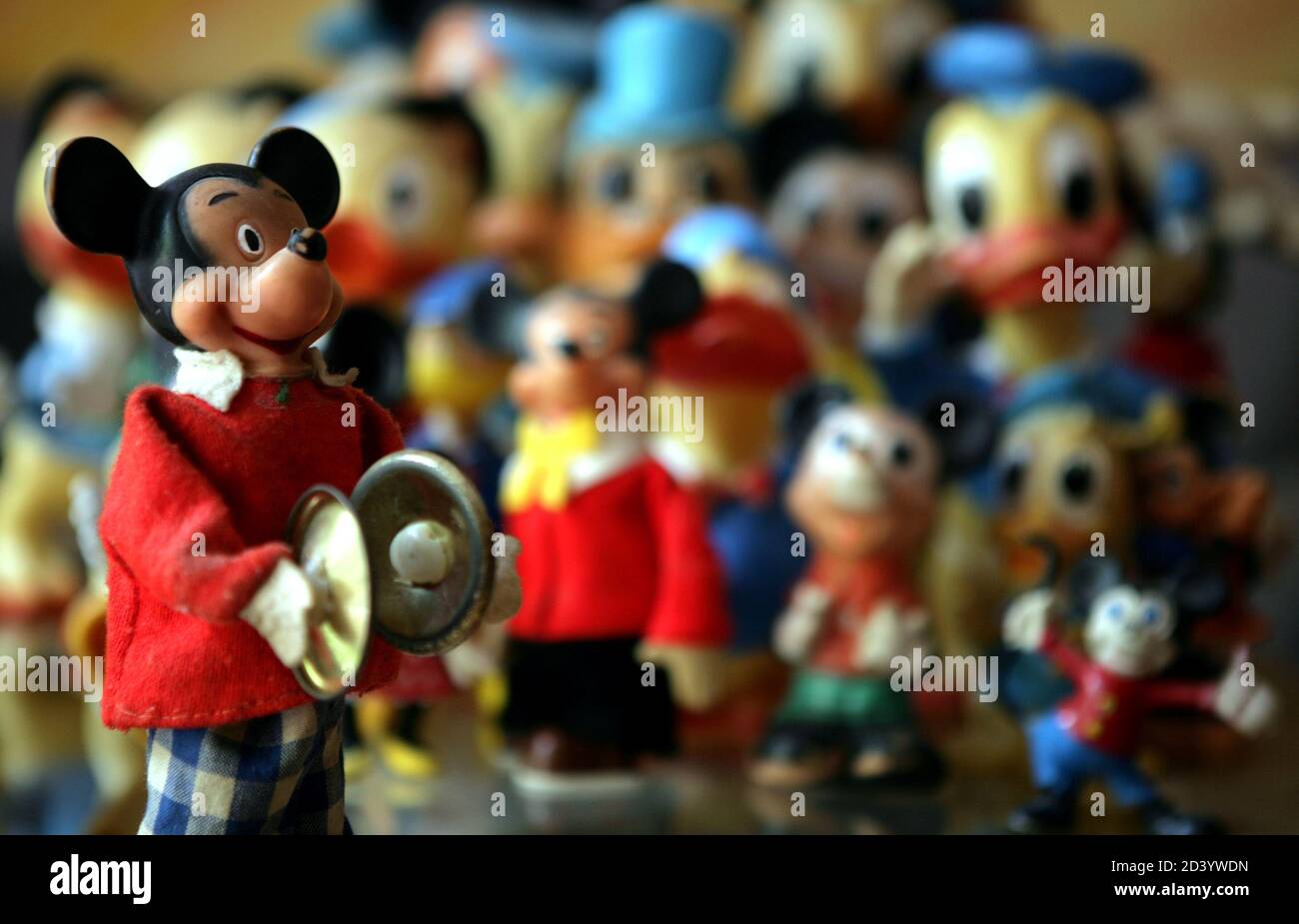Una muñeca de Mickey Mouse, de unos 30 años de edad, se ve frente a una  parte de la colección Walt Disney de Ela Thielen en su casa cerca de Mainz,  suroeste