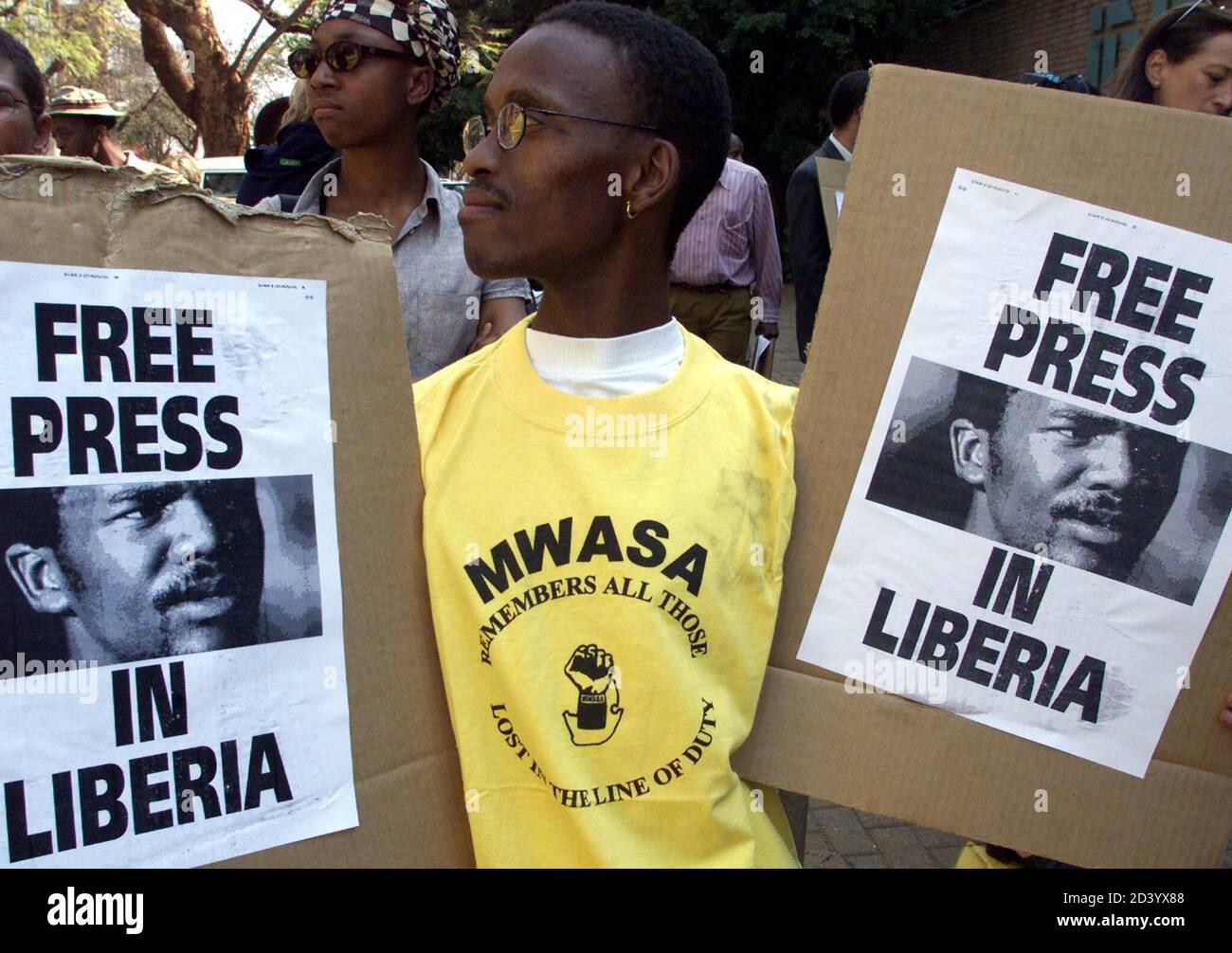 A South African journalist protests in front of the Liberian Embassy in Pretoria, August 25, 2000, for the release of  compatriot television cameraman Gugu Radebe, who along with four of his colleagues, were arrested last week on spy charges. About 50 journalists and media workers held the protest to urge the Liberian authorities to release the newsmen Radebe, Sorious Samura, Timothy Lambon and David Barrie. They were arrested while they were working on a television documentary for a British television station. [Former South African President Nelson Mandela ] is among key international figures Foto de stock