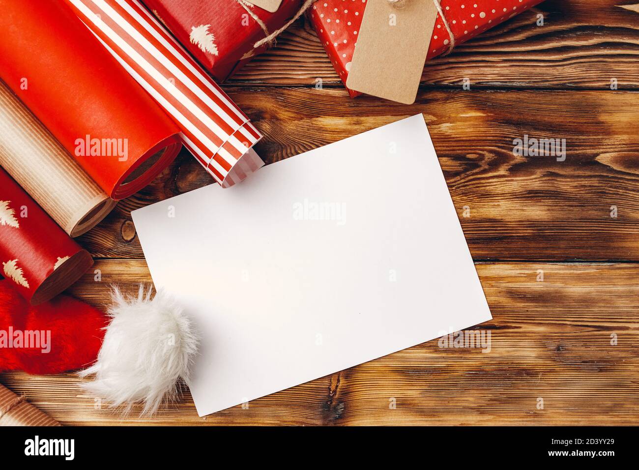 Rollos de papel para envolver regalos de Navidad en tabla de madera marrón  Fotografía de stock - Alamy