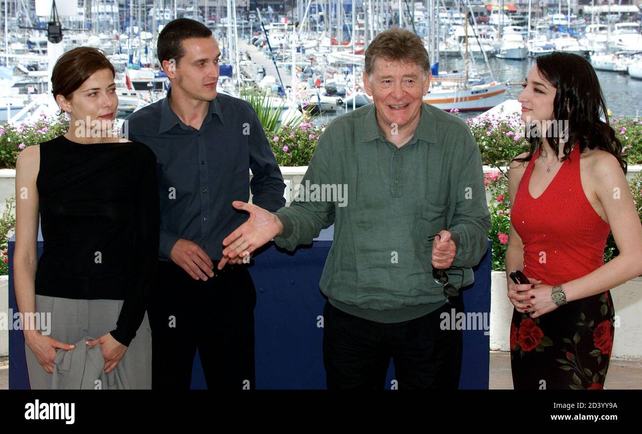 EL DIRECTOR ITALIANO ERMANNO OLMI HACE GESTOS CON ELENCO PARA IL 