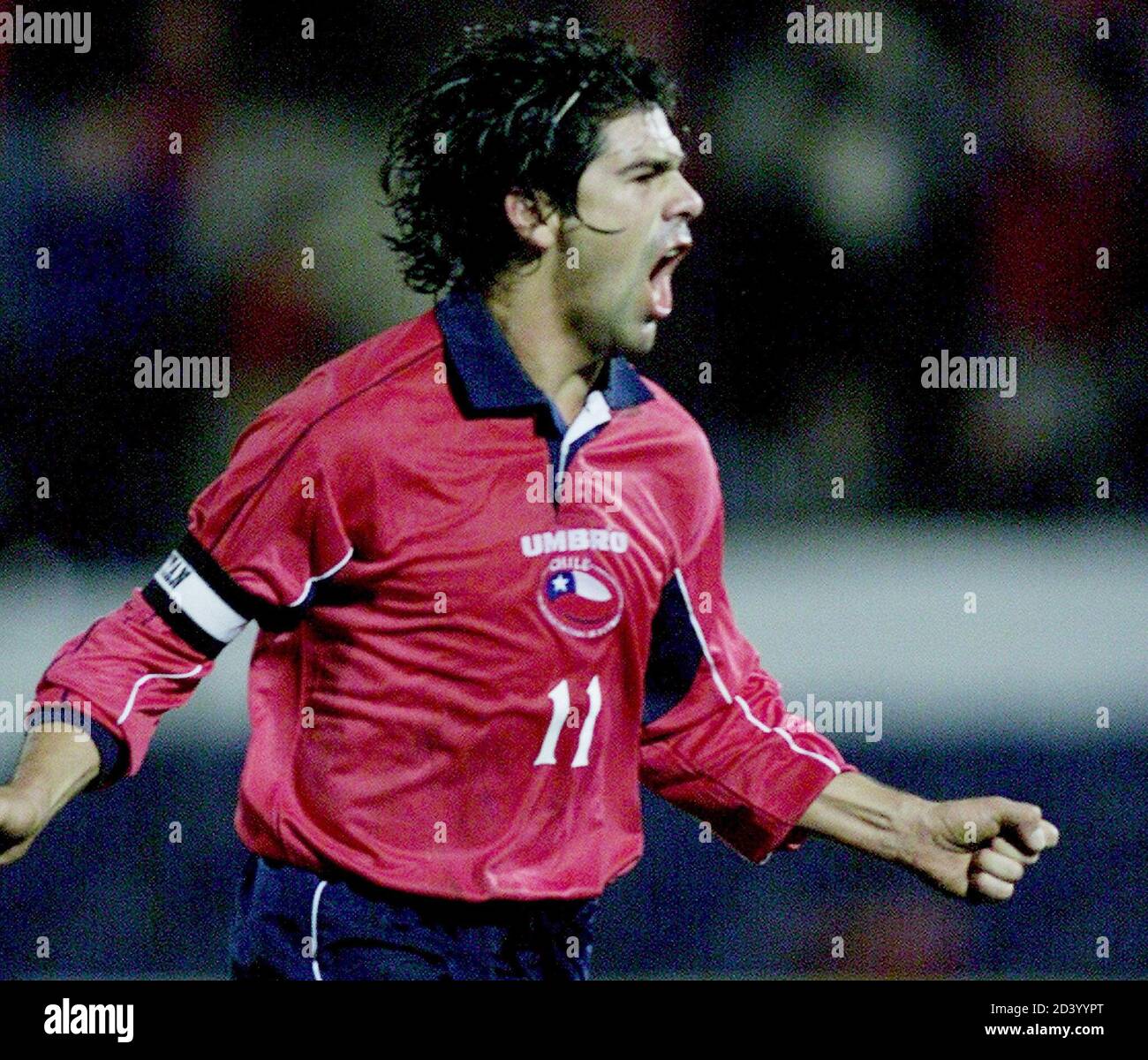 la-estrella-chilena-del-futbol-marcelo-salas-celebra-su-primer-gol-contra-bolivia-durante-su-encuentro-de-clasificacion-corea-japon-2002-en-el-estadio-nacional-de-santiago-el-14-de-agosto-de-2001-mb-me-2d3yypt.jpg