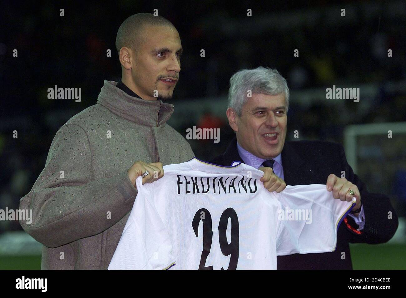 La Nueva Firma De Leeds United Rio Ferdinand L Lleva Su Nueva Camiseta En El Campo Con El Presidente Del Leeds Fc Peter Risdale R Mientras Ferdinand Se Convierte En El Defensor