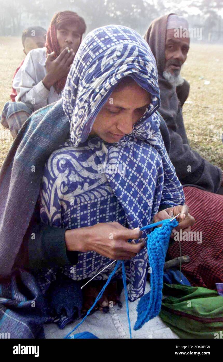 Una mujer bangladesí teje ropa de lana en la fría mañana en Dhaka el 11 de enero de 2001. Los funcionarios del Gobierno dijeron que al menos 35 personas han