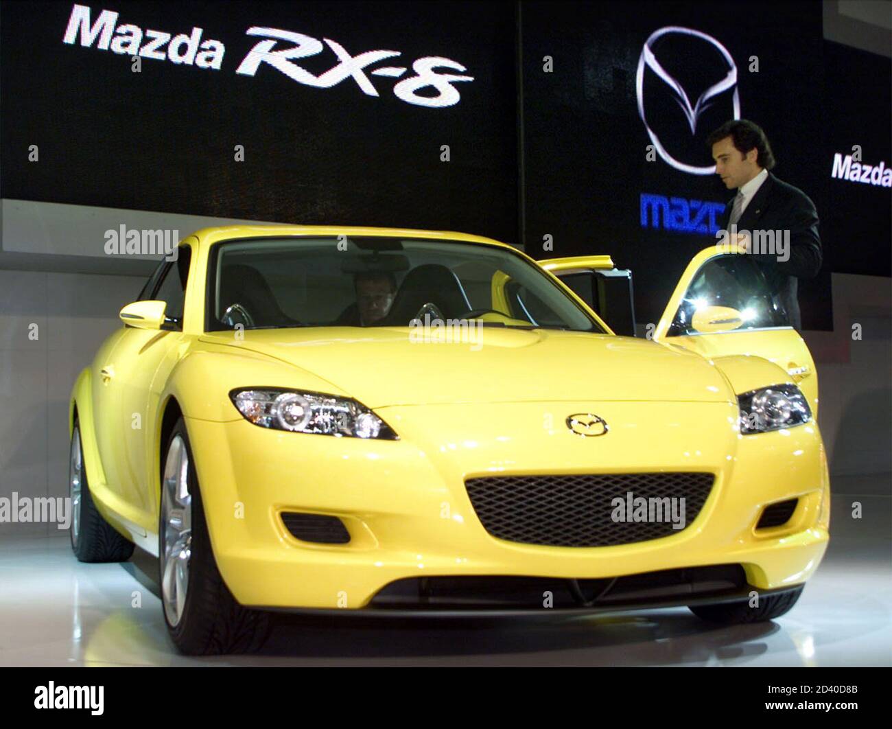 El presidente de Mazda Motor Corp Mark Fields comprueba su nuevo coche  deportivo RX-8 de cuatro puertas, que sustituirá al RX-7 en un futuro  próximo, durante una vista previa de prensa en