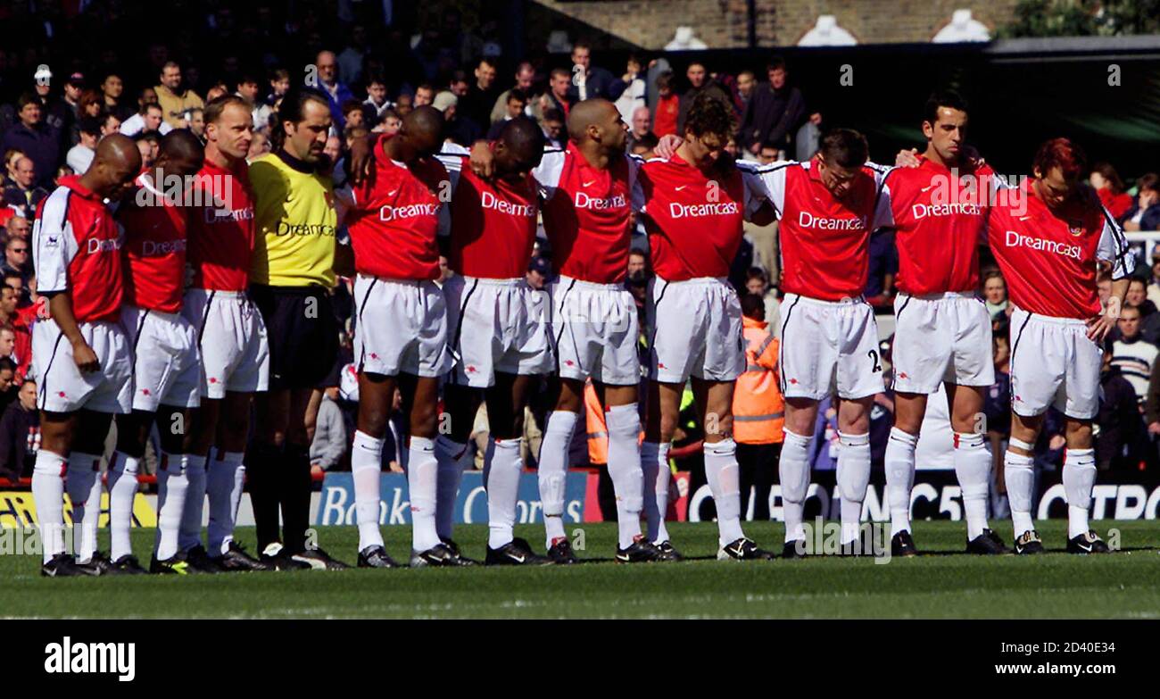 El equipo del Arsenal representa un minuto de silencio en homenaje a la  Reina Madre antes del inicio de su primer partido de liga inglesa contra  Tottenham Hotspur en Highbury, Londres 6,2002