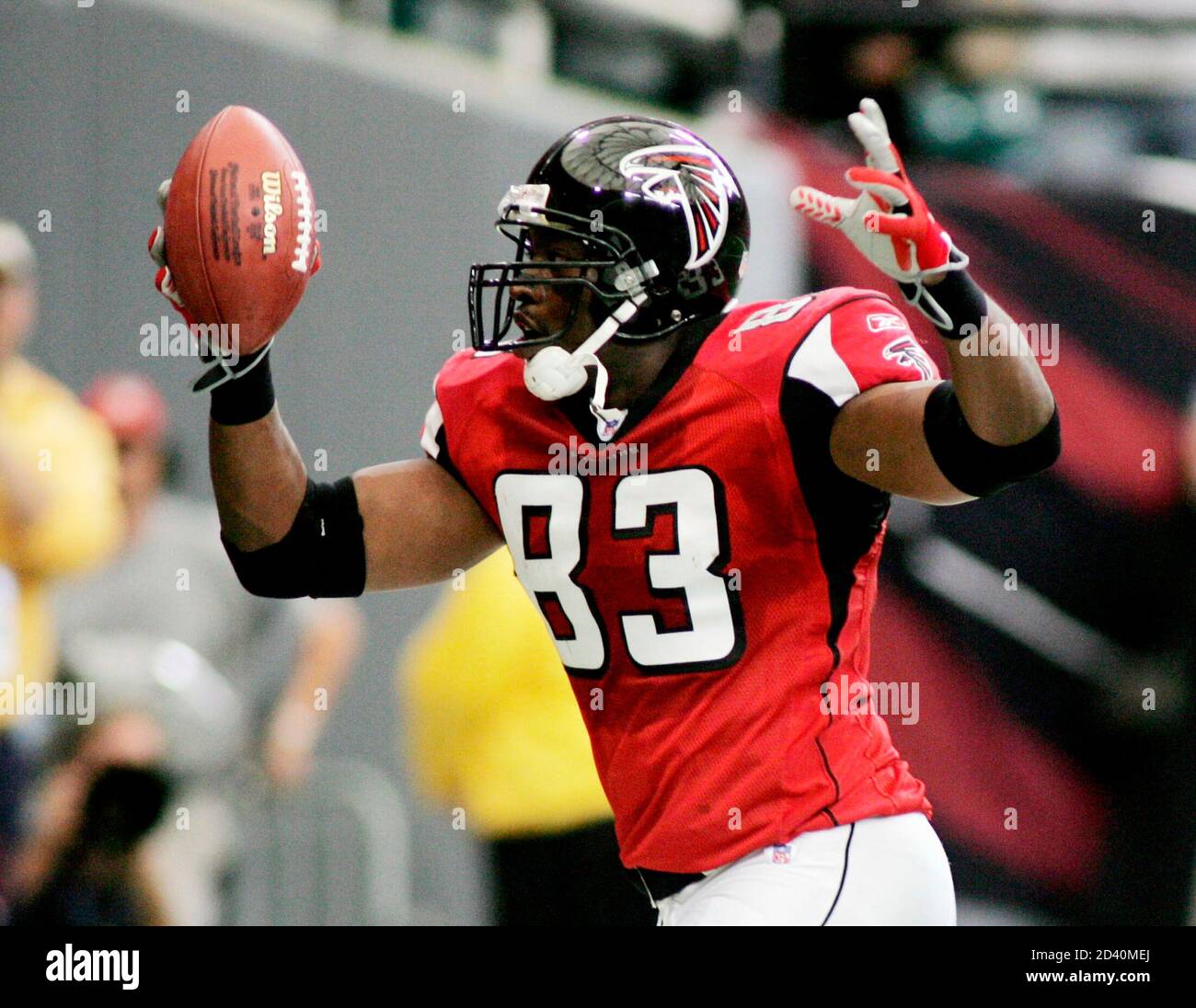 Atlanta Falcons tightend Alge Crumpler celebrates a Falcons touchdown after  scoring past the San Diego Chargers defense in first half NFL action in  Atlanta, Georgia October 17, 2004. REUTERS/Tami Chappell TLC/SV Fotografía