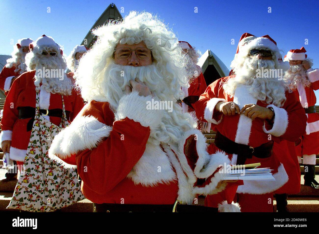 Un grupo de hombres vestidos como Santa Claus se encuentran frente a la  Casa de la Ópera de Sydney 21 de junio de 2001 en el día más corto del año  conocido