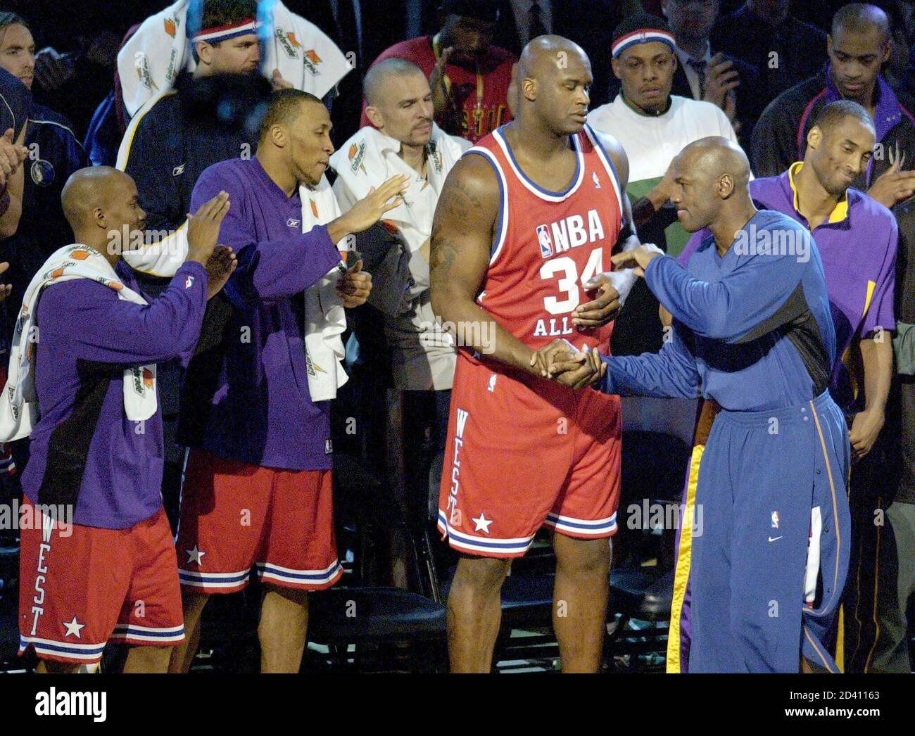 Ataque de nervios entregar Incompatible Los Washington Wizards Michael Jordan (2ndL) es recibido por sus compañeros  de NBA All-Stars durante las presentaciones de los jugadores antes del 52º  juego anual de la NBA All-Star jugado en Atlanta,