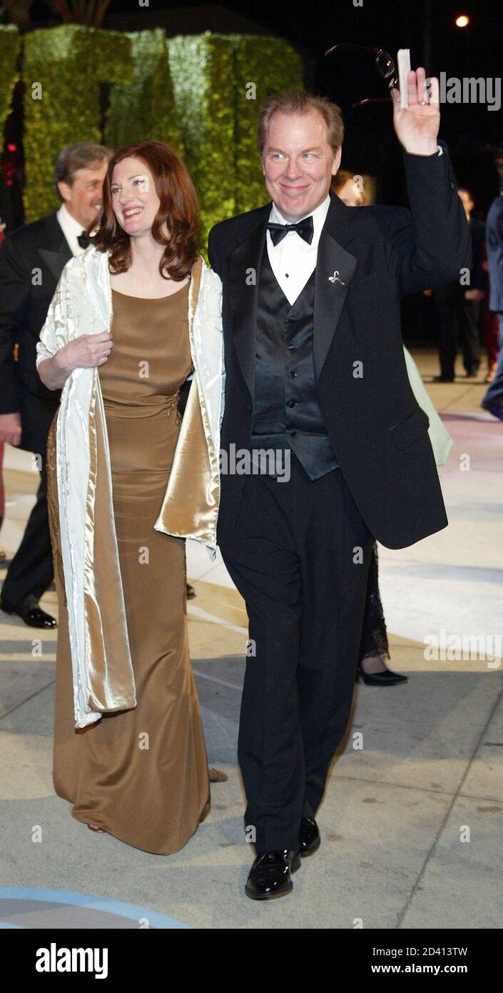 Annette O'Toole and Michael McKean leave the Vanity Fair Oscar party at Morton's restaurant in West Hollywood, California, early March 1, 2004. REUTERS/Ethan Miller  EM Foto de stock