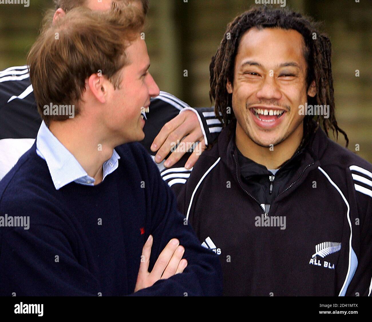 Britain's Prince William laughs with captain of the All Blacks Tana Umaga at a public training session in Auckland.  Britain's Prince William (L) laughs with the captain of the All Blacks Tana Umaga at a public training session in Auckland July 4, 2005. Prince William, who graduated recently from Scotland's St Andrews University, met the All Black team two days after they defeated the British and Irish Lions in Wellington and took an unbeatable 2-0 lead in the best-of-three test series. Prince William is also performing official duties during his ten-day tour of New Zealand, his first official Foto de stock