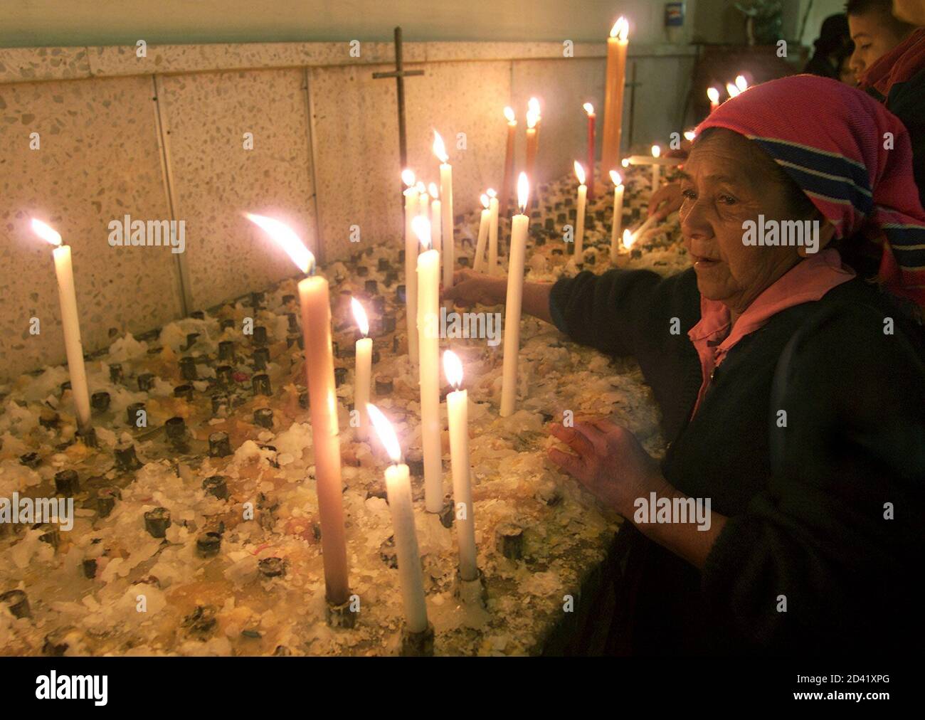 Ines Martin enciende una vela en honor a la Virgen de Suyapa, 3 de febrero  de 2003 en Suyapa, Honduras. Miles de católicos vinieron de toda América  Central para honrar a la