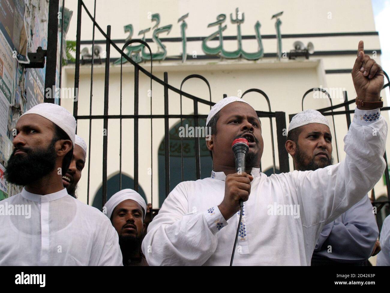 A Muslim leader addresses a crowd during a rally in Dhaka July 29, 2005. Thousands of Bangladeshi Islamic activists staged a noisy protest in the capital Dhaka on Friday after a U.S. Congressman suggested the U.S. might consider bombing holy sites, including Mecca. Rep. Tom Tancredo (R-CO) made the comment on July 14 in answer to a radio host's question about a possible response to any hypothetical nuclear terrorist attack on the U.S. REUTERS/Rafiqur Rahman RR/KS Foto de stock