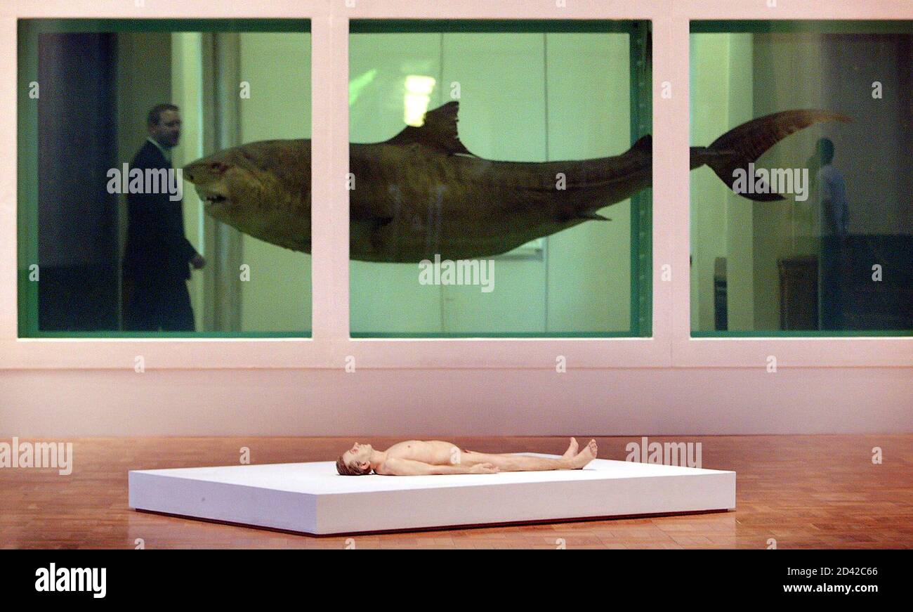 El artista australiano Ron Mueck's 'Dad dad' (frente) y el 'The